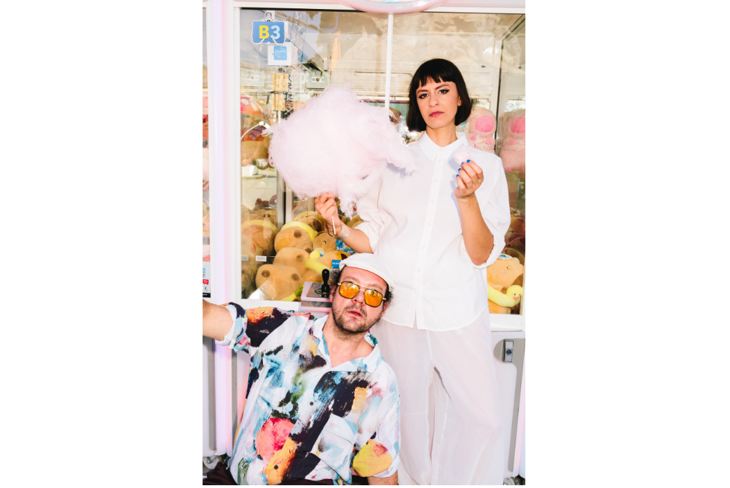 2 Personen vor einer Zuckerwatte-Maschine
