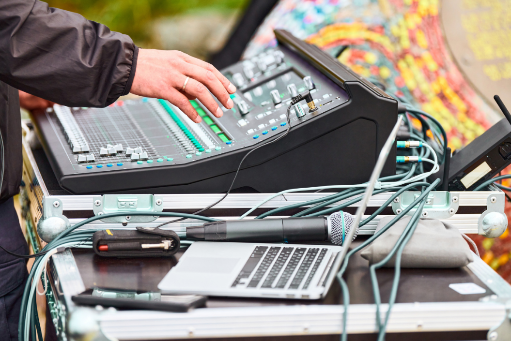 Hände, die ein DJ Pult bedienen