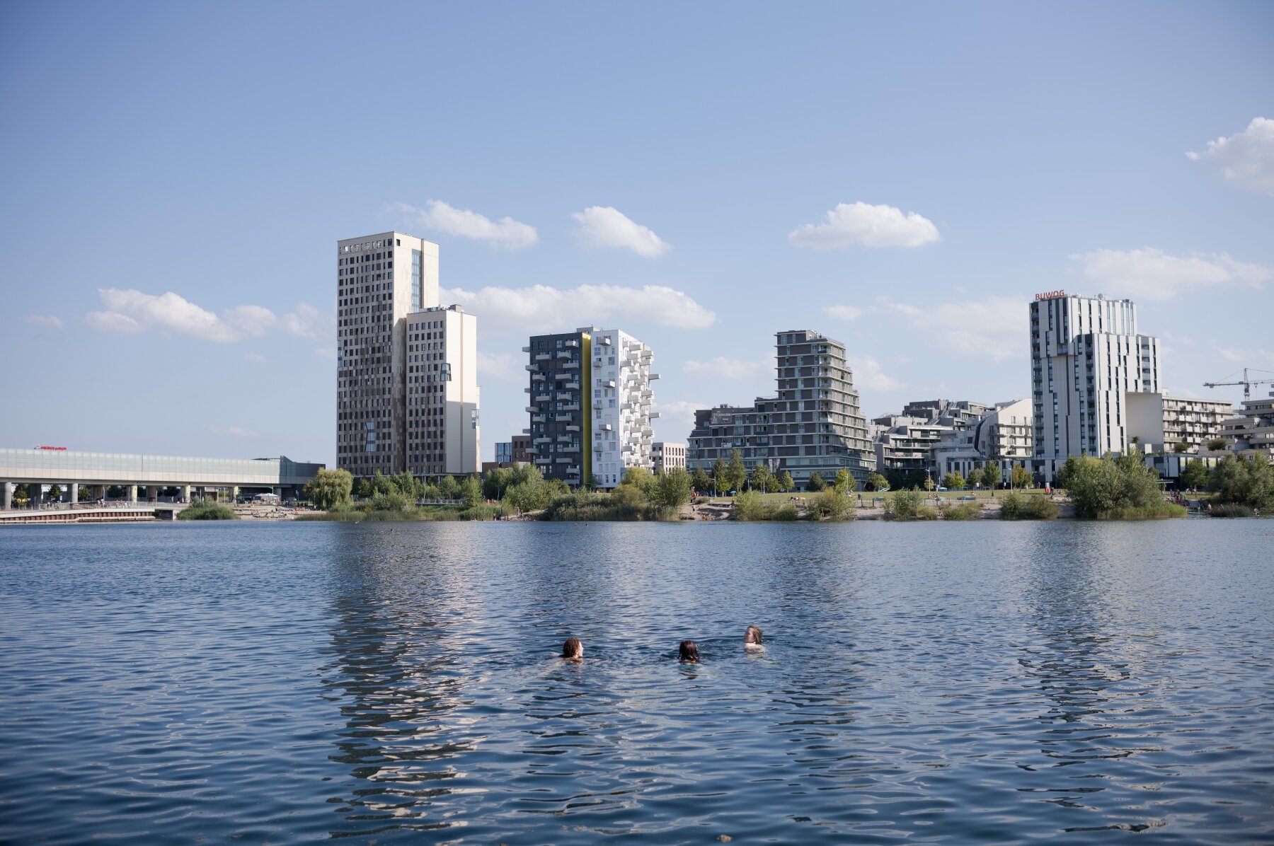 Die Skyline von aspern Seestadt und der namensgebende See
