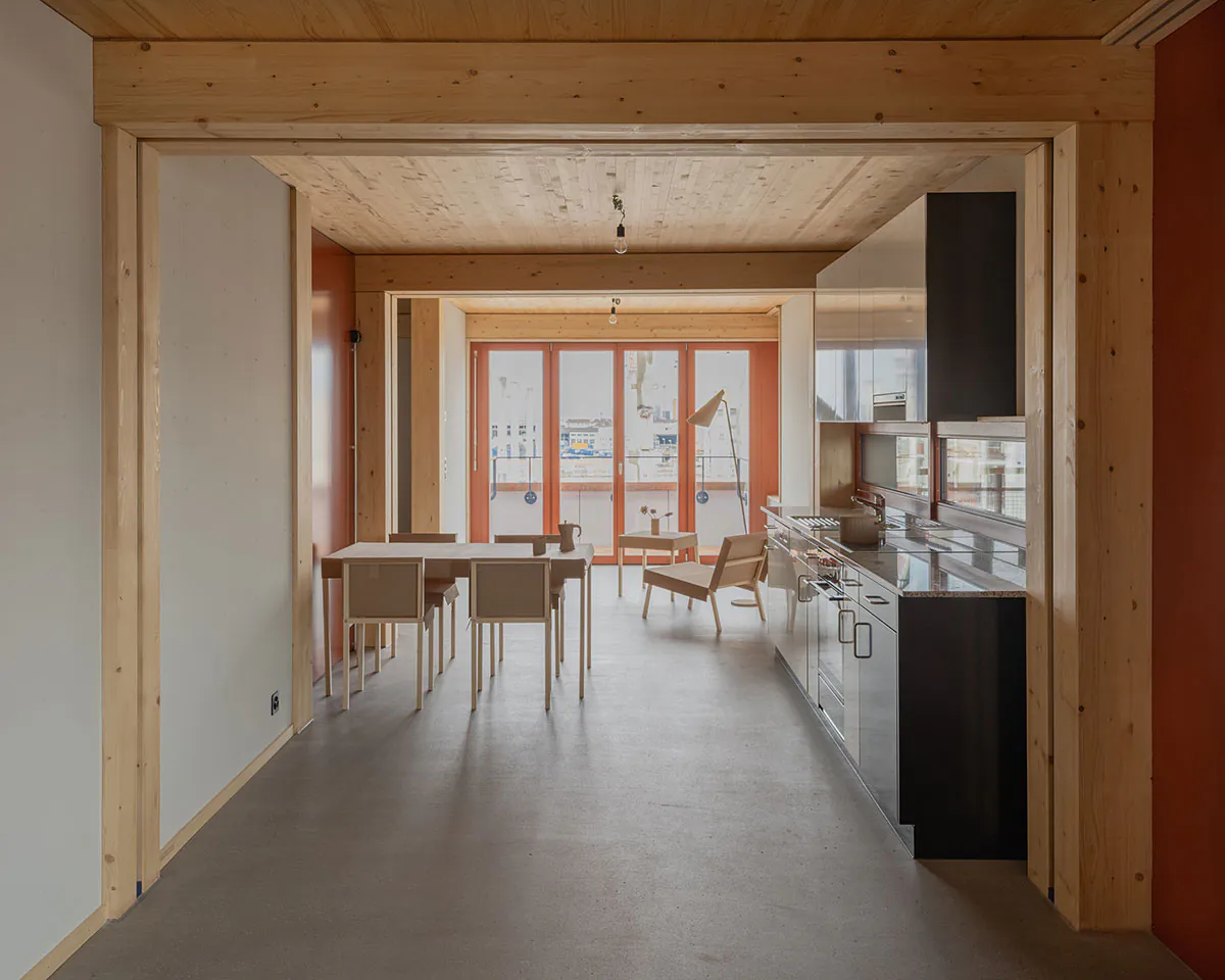 Eine moderne Küche in einem kreislauffähigen Haus. 