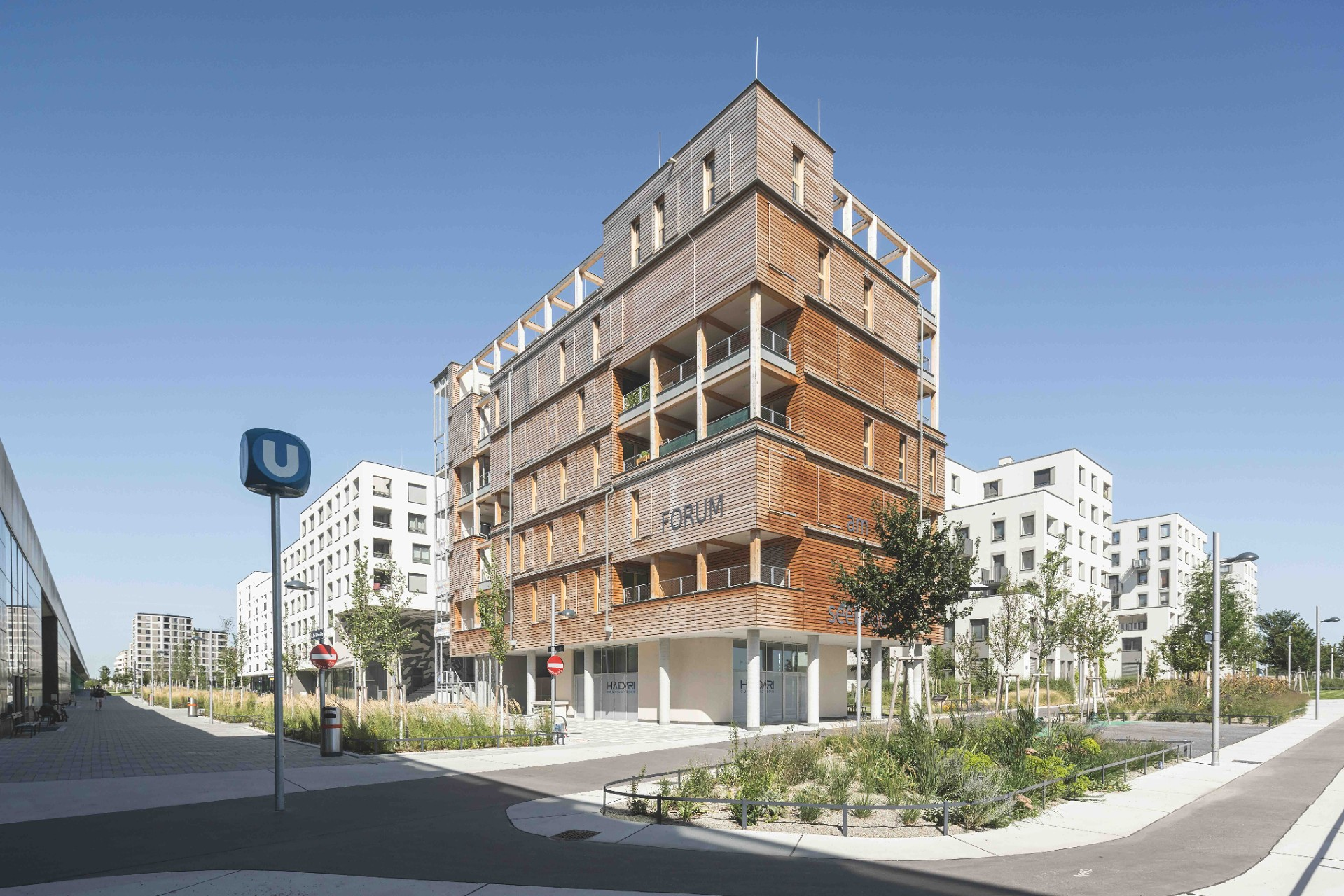 Ein modernes Gebäude mit Aufschrift "Forum Am Seebogen" und Holzfassade