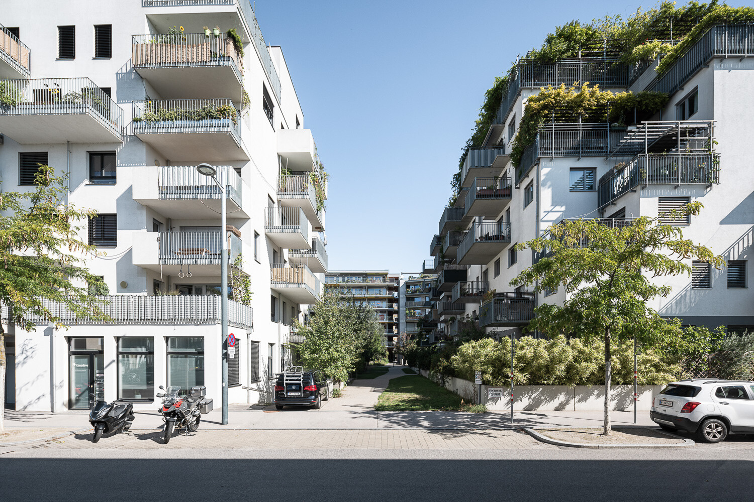 Moderne Wohngebäude mit viel Grün. 