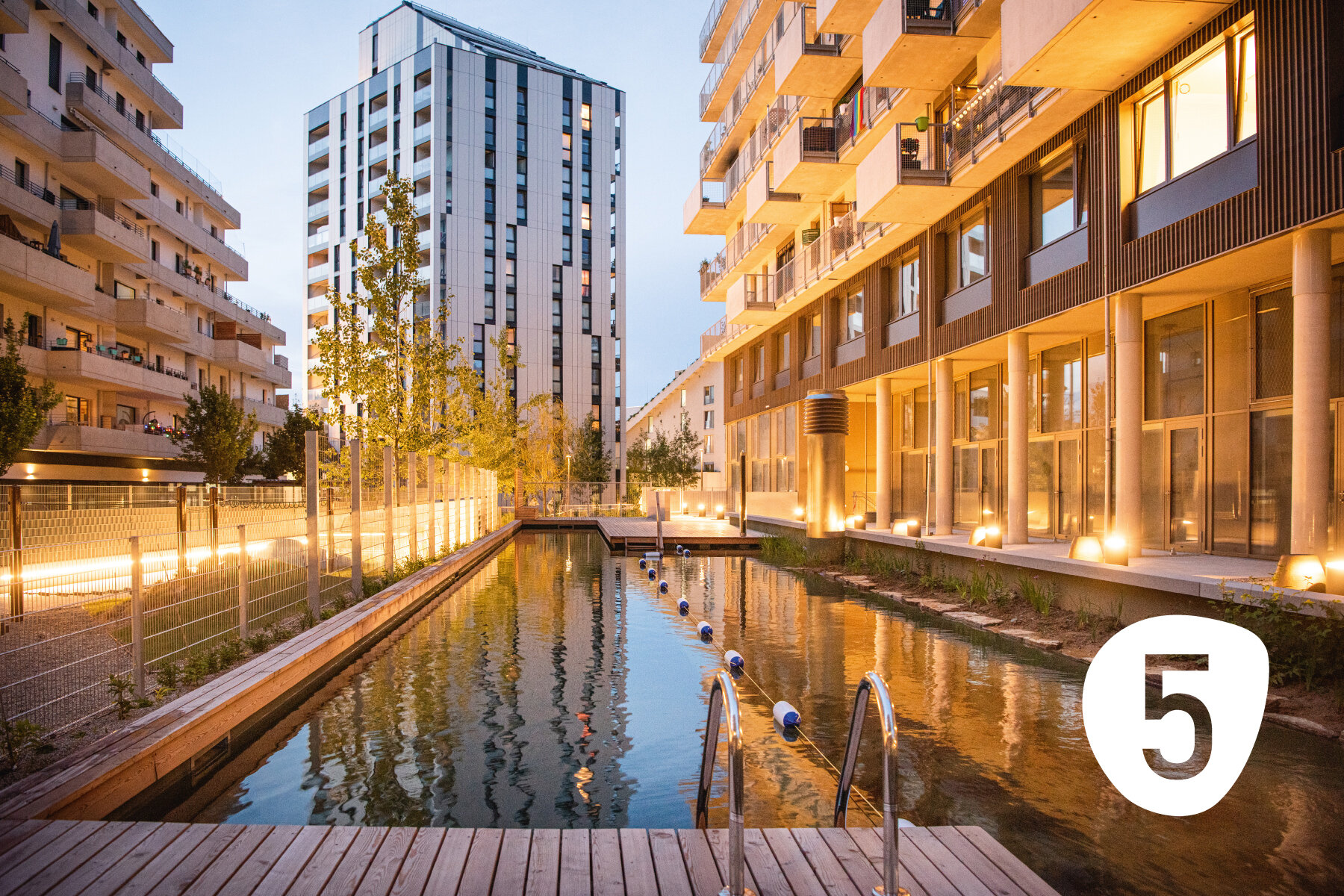 Pool mitten im Wohngebiet zwischen modernen architektonisch spannenden Gebäuden