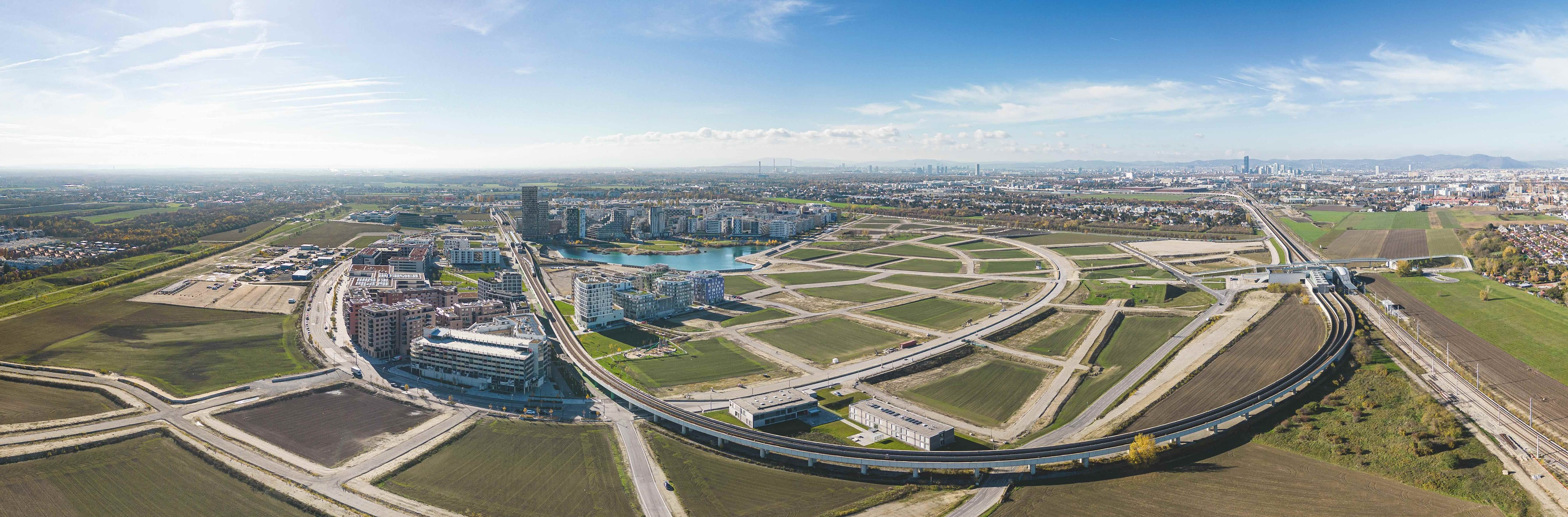 Panoramaaufnahme der Seestadt von oben