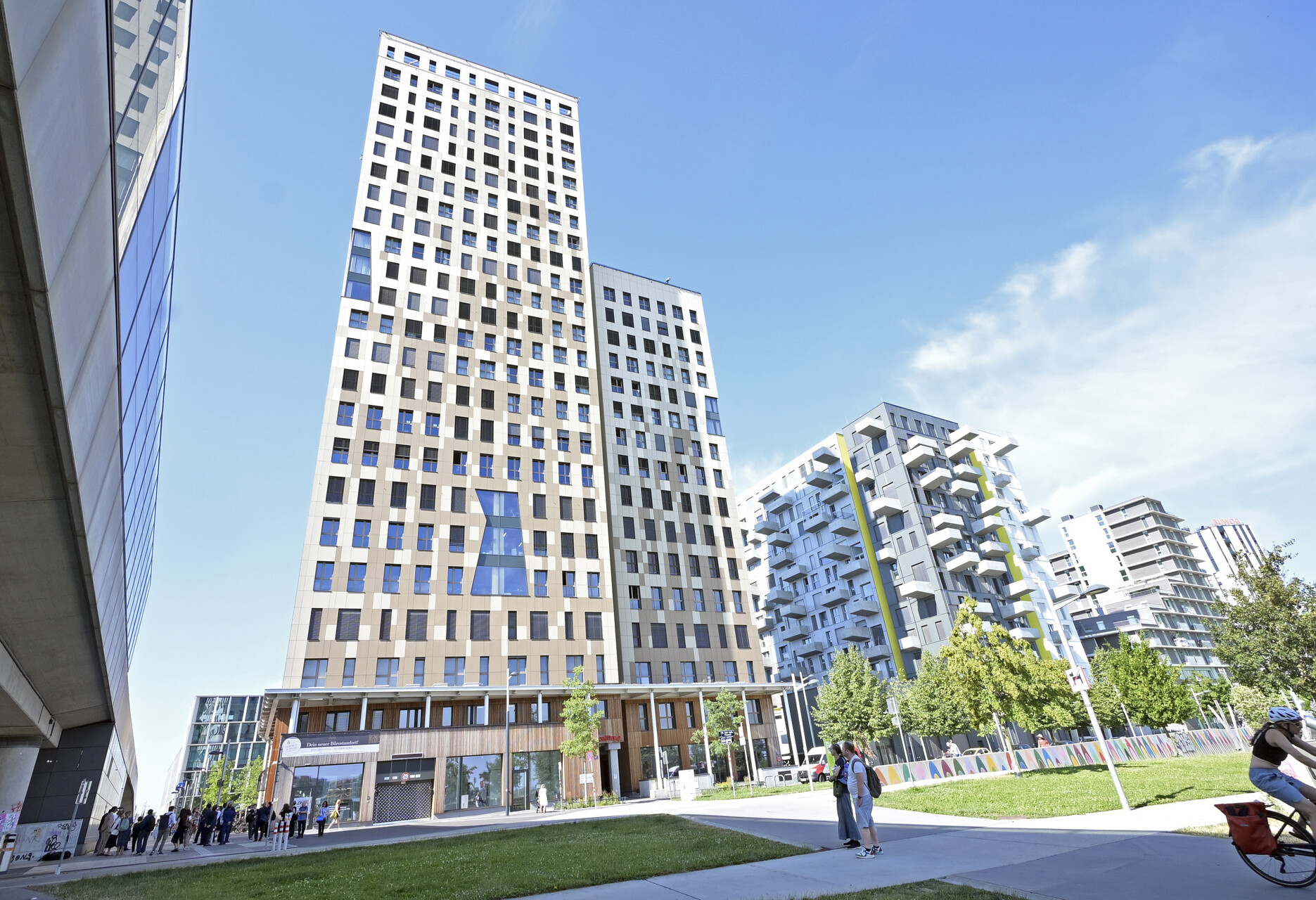 Das Holzhochhaus HoHo Wien von unten fotografiert. 