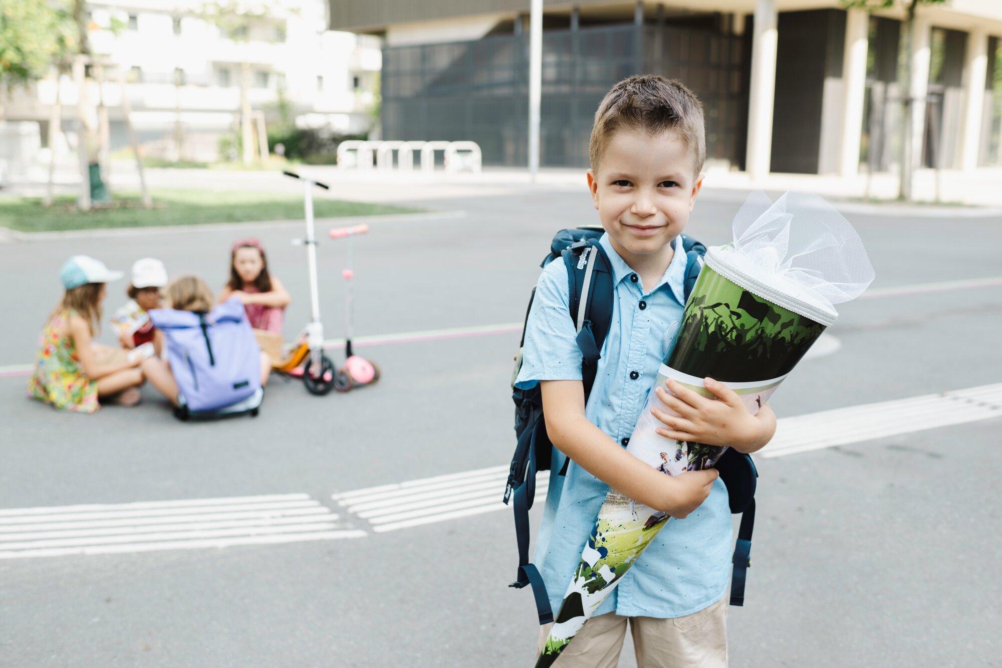 Schulbeginn in der Seestadt Ein Junge mit Schultüte freut sich auf den ersten Schultag