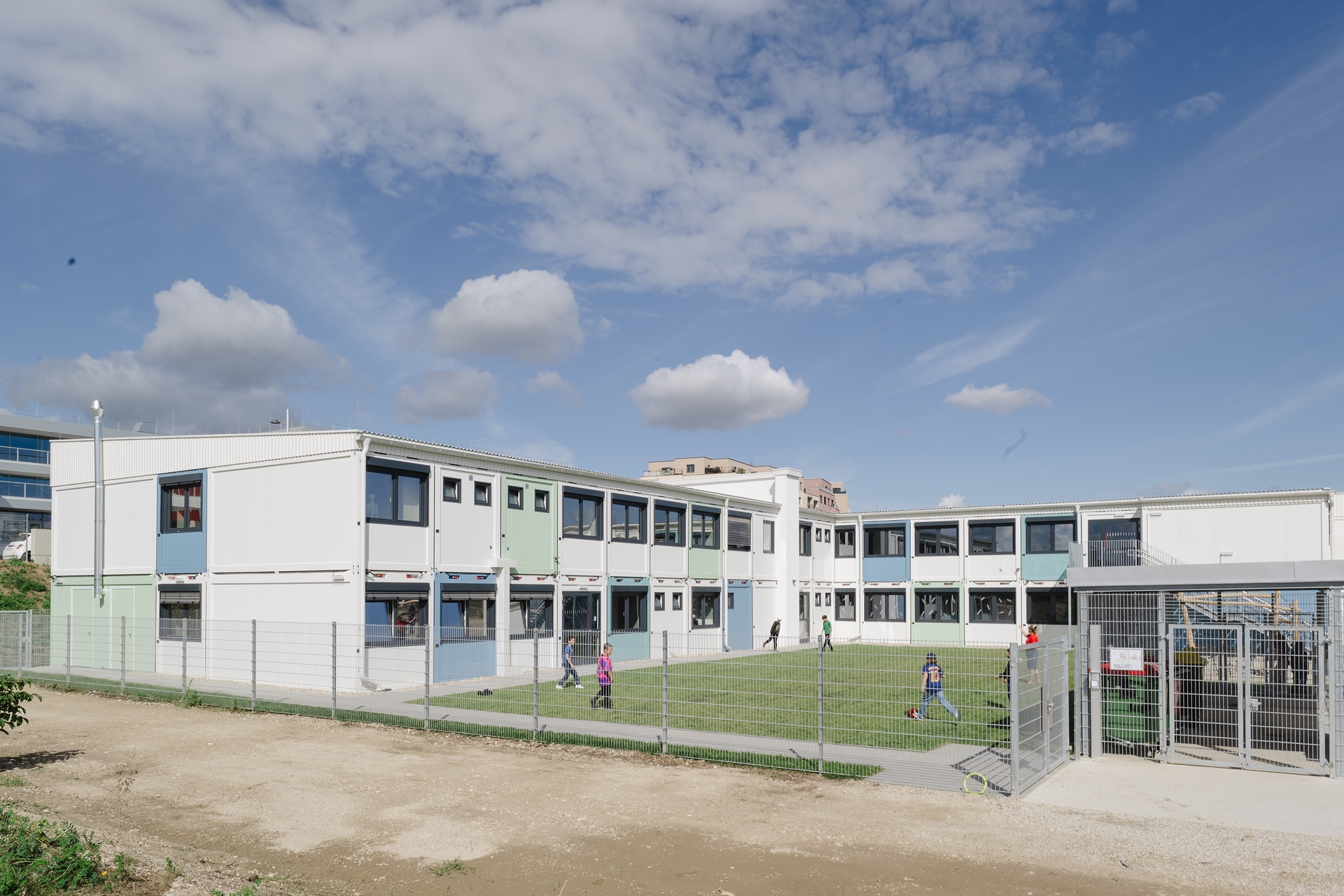 Die temporäre Container Schule schafft Raum für Volksschüler*innen. Schule bestehend aus Containern.