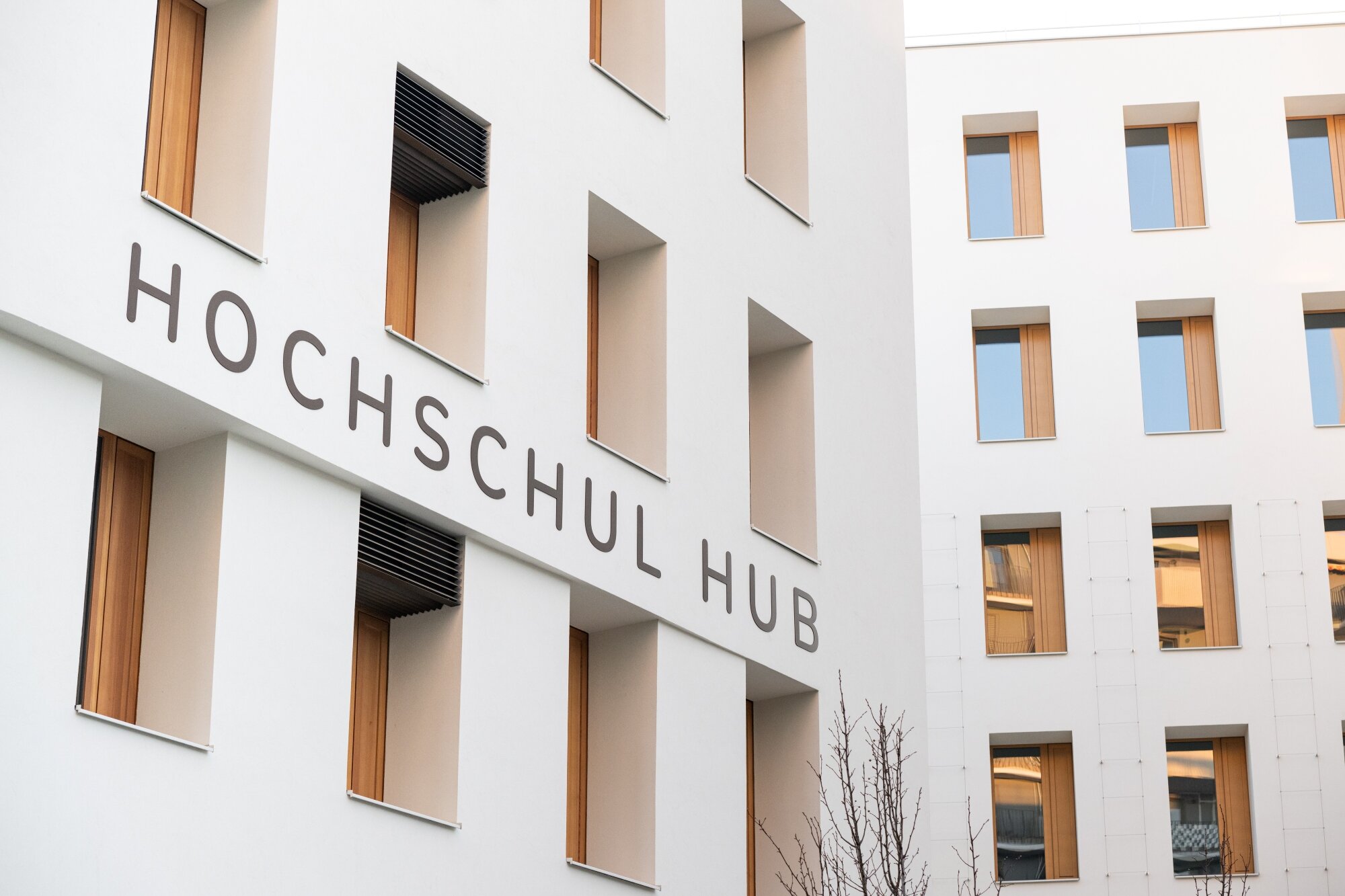 Hoschschul-Hub im ROBIN aspern Seestadt moderner weißer Ziegelbau mit Universitäten in Wien aspern Seestadt