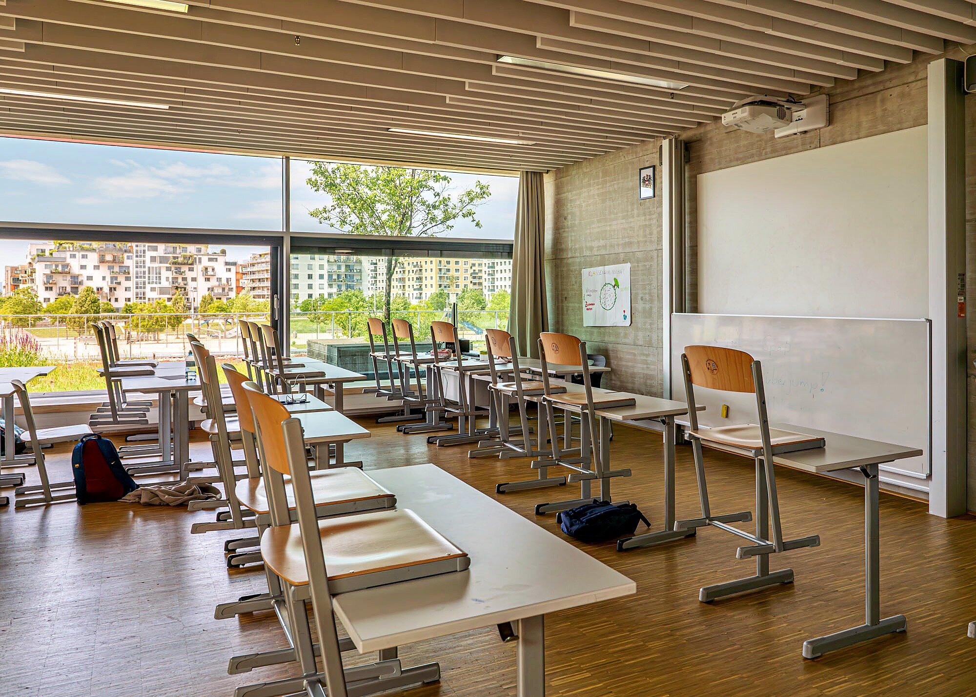 modernes Klassenzimmer im BG Seestadt modernes Klassenzimmer mit viel Holz und natürlichen Materialien und Ausblick ins Grüne