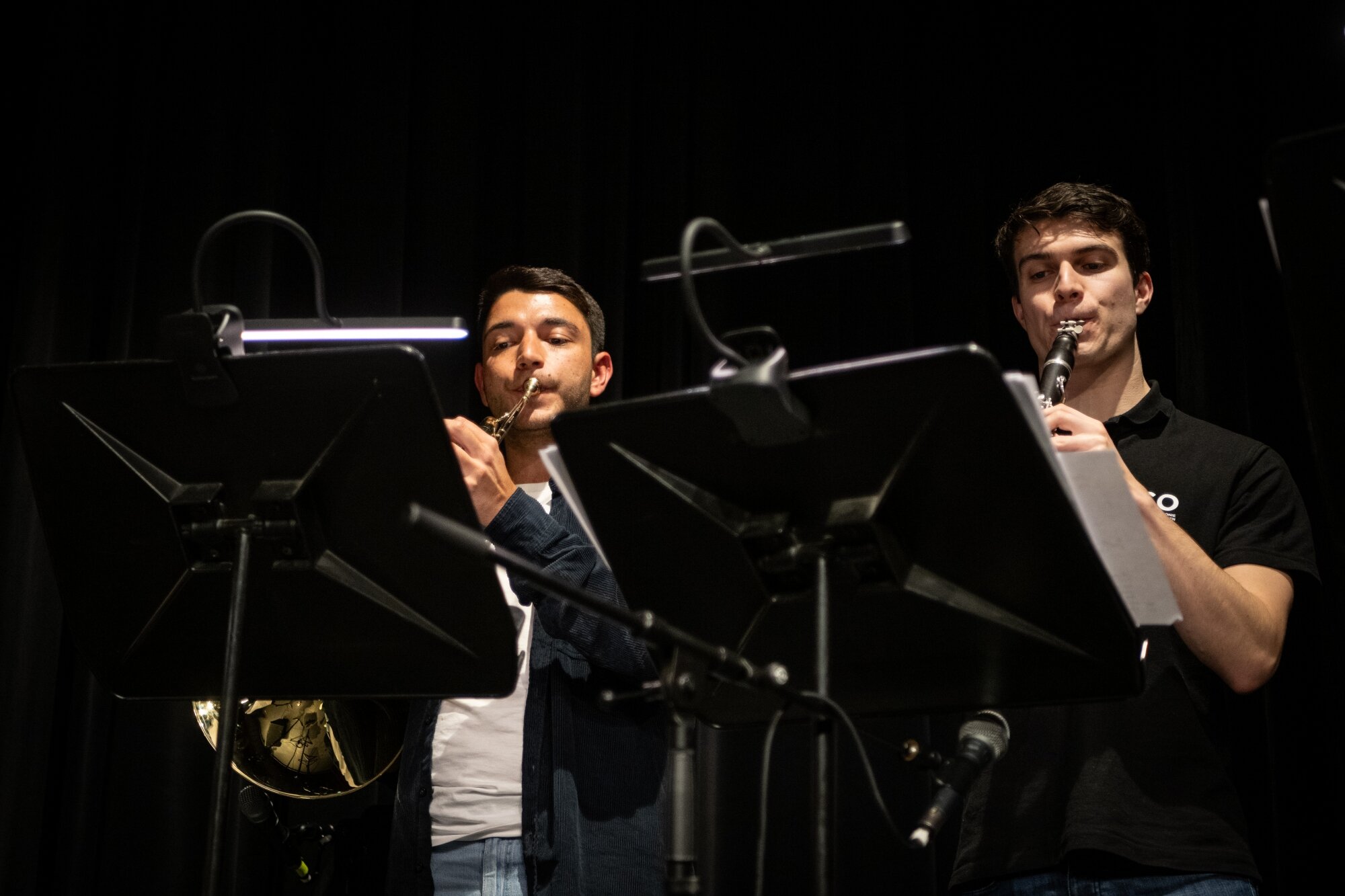 Das RSO in der Kulturgarage zwei Blasmusiker vom Radio-Symphonie-Orchester spielen auf der Bühne der Kulturgarage