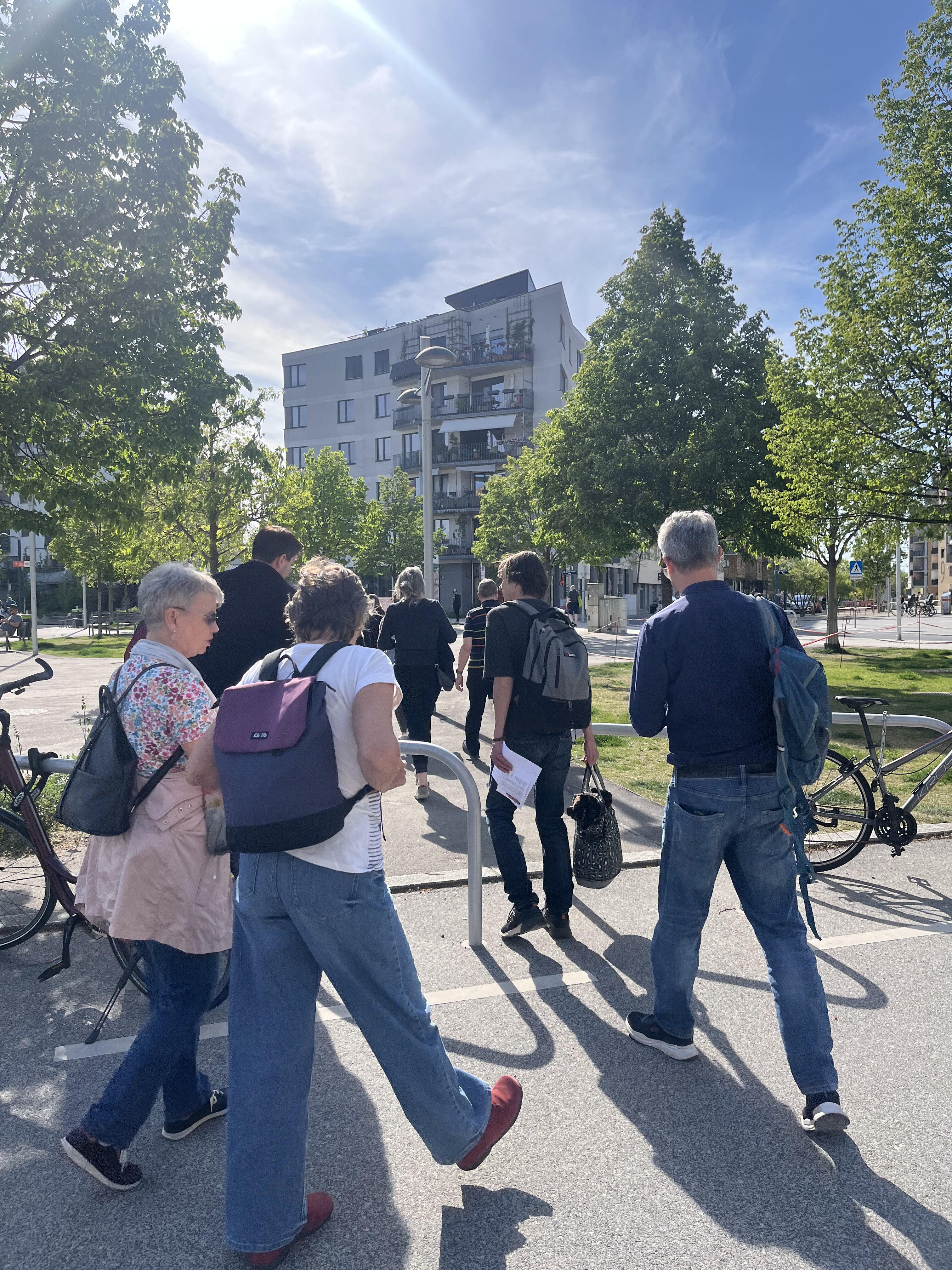 Menschen spazieren durch die Seestadt