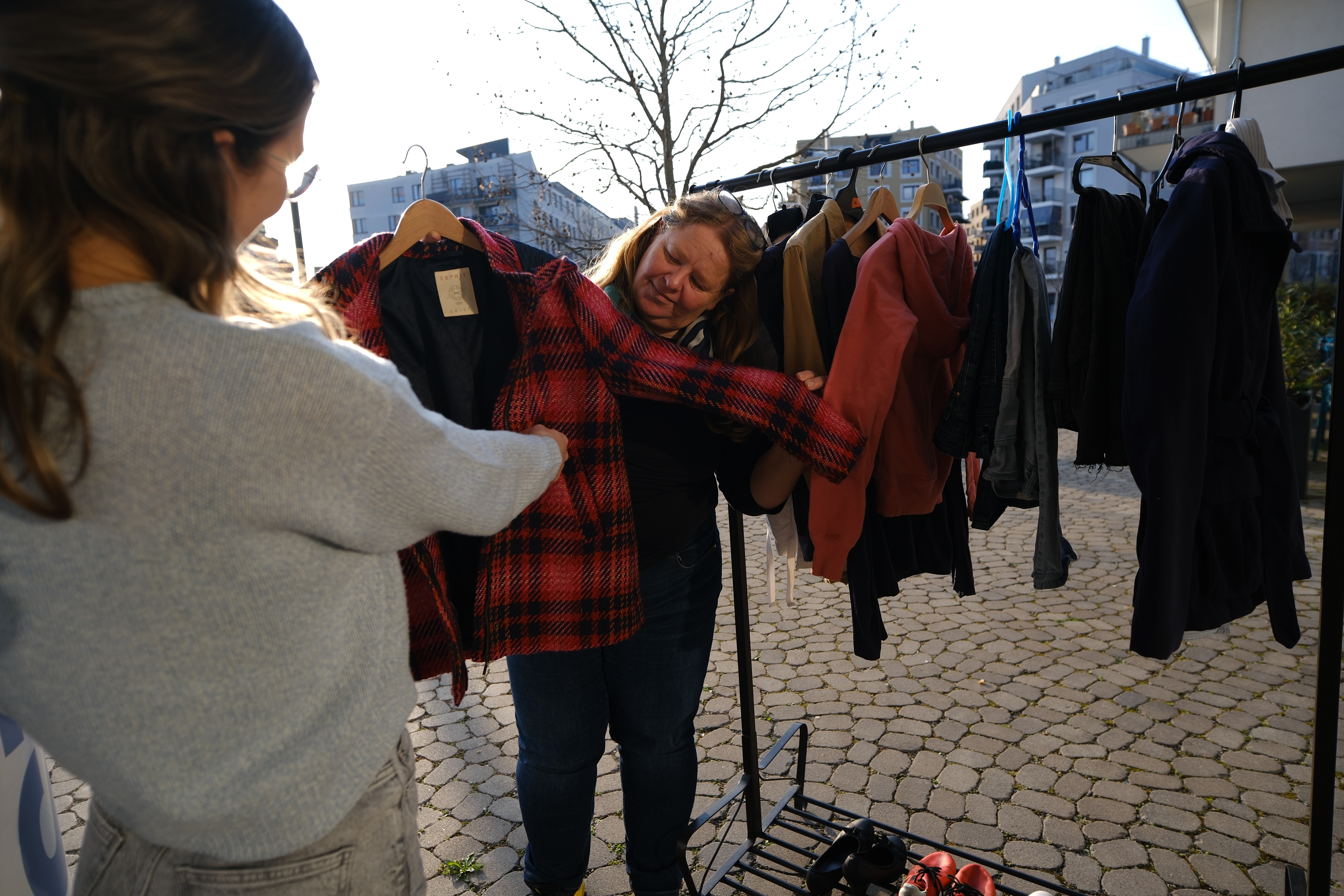2 Personen, die Kleidung tauschen