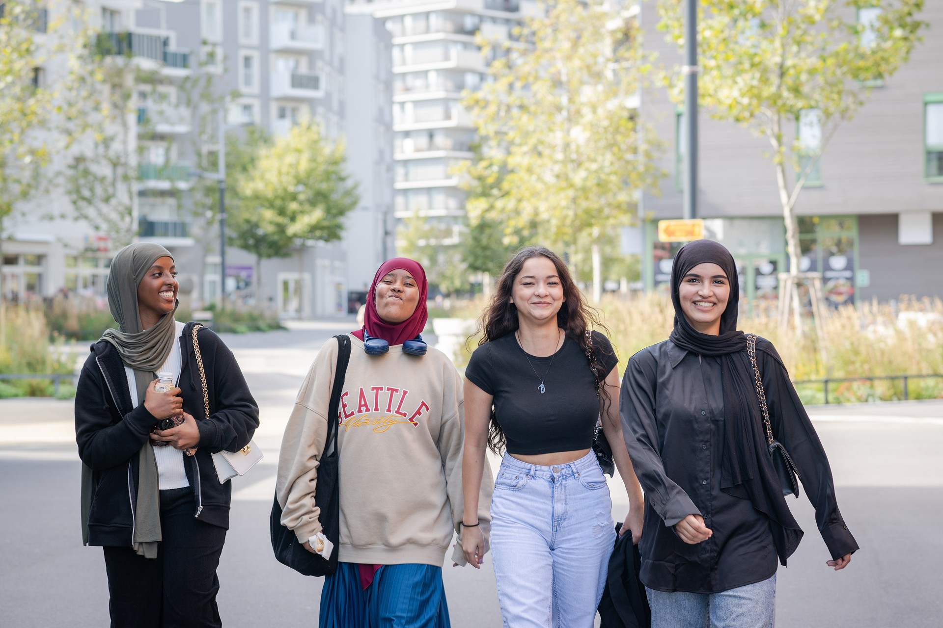Jugendliche, die in der Seestadt unterwegs sind