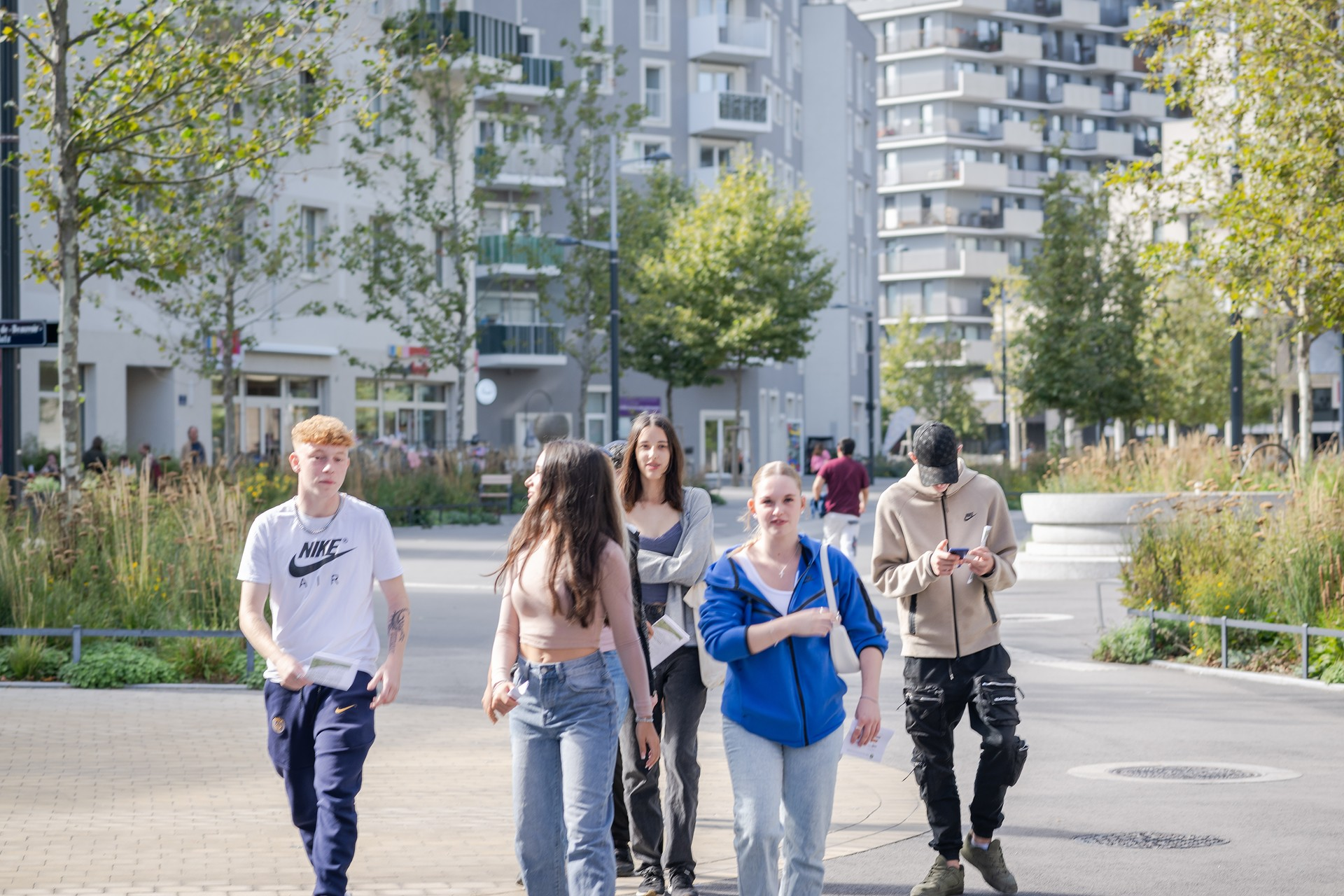 Jugendliche, die in der Seestadt unterwegs sind