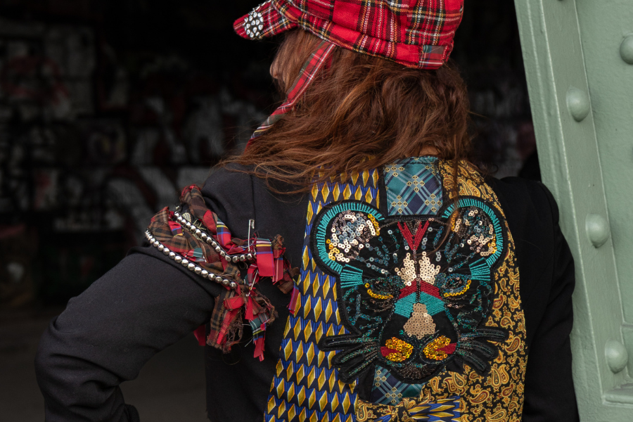 Jacke mit aufwändiger Bestickung in Form eines Tieres