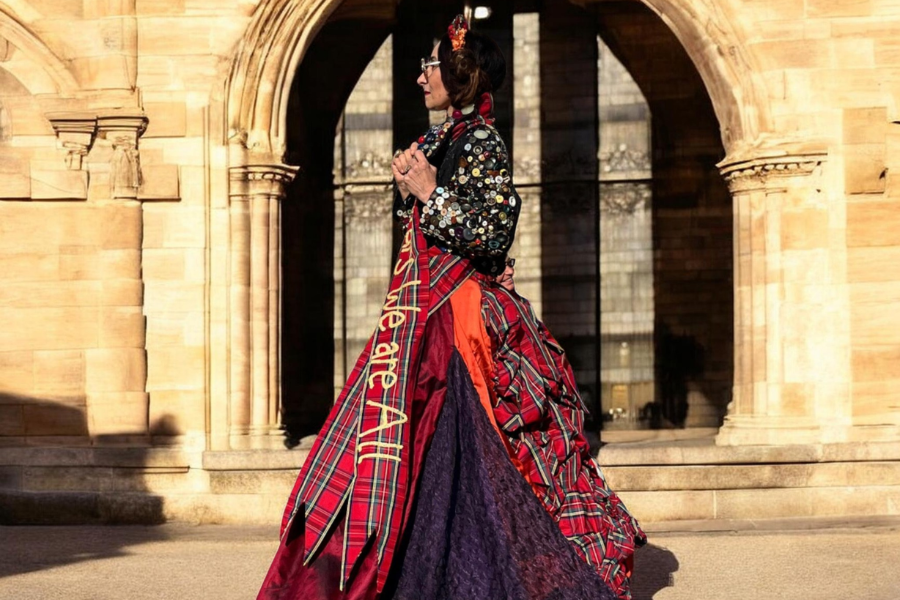 Frau in schönem Kleid