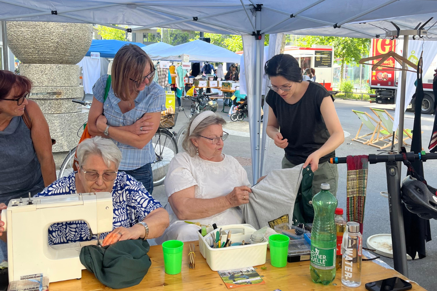 Personen, die Kleidung reparieren