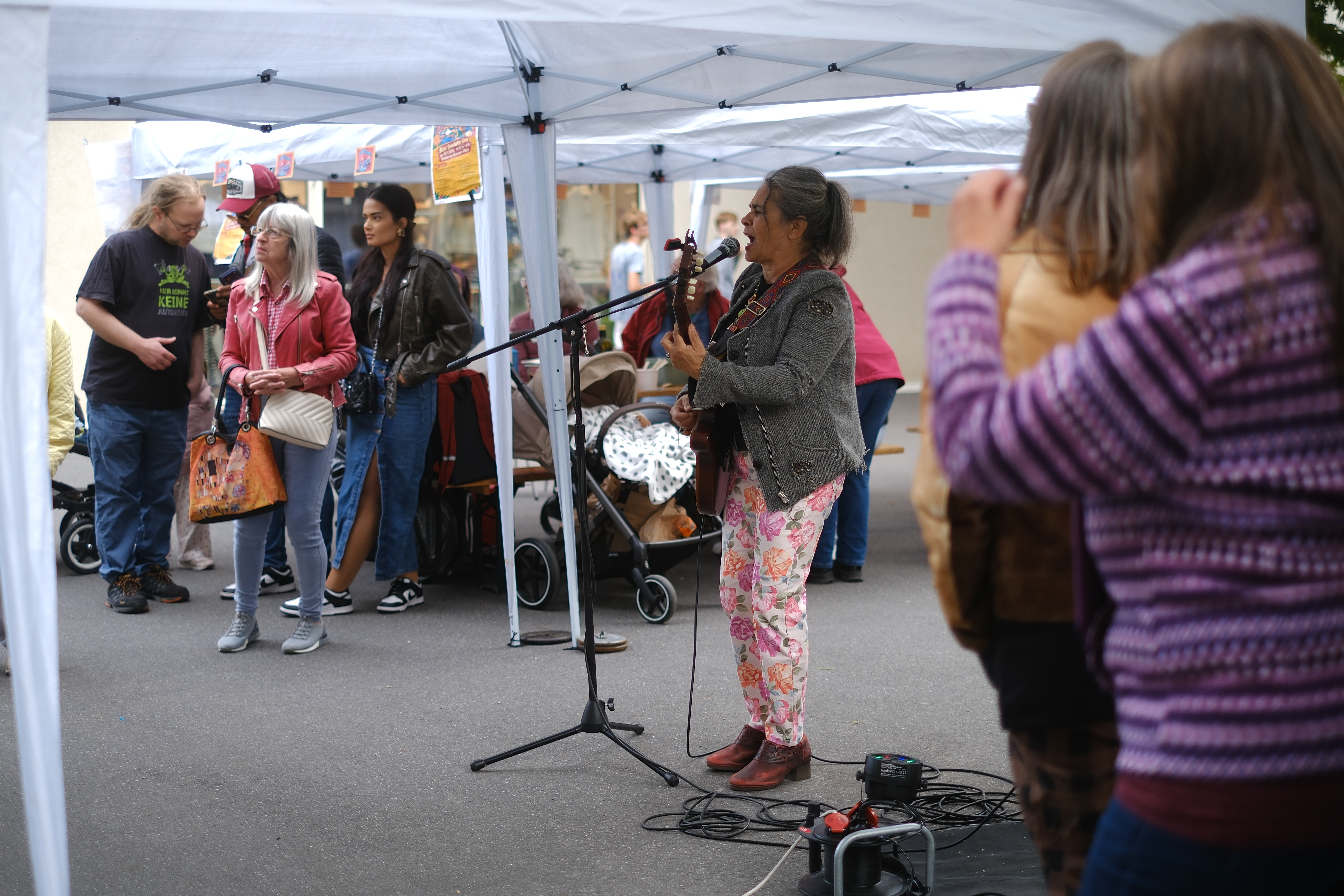 Singende Frau mit Gitarre unter einem Pavillon