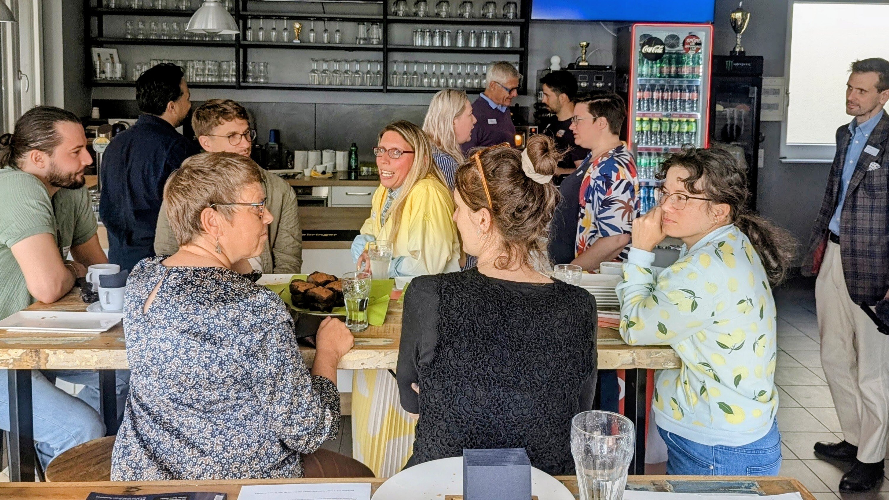 Menschen bei einem Frühstück 