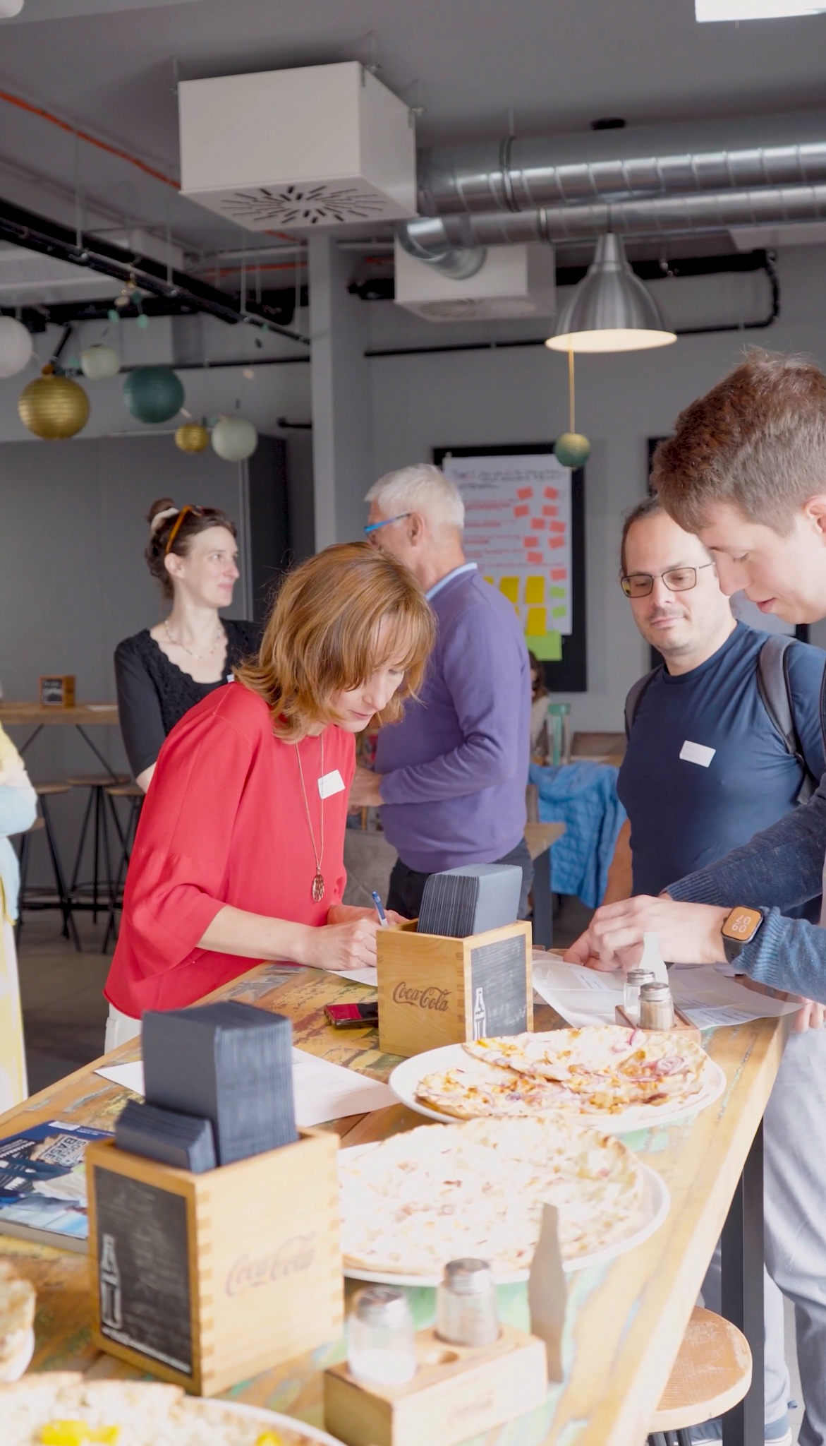 Menschen beim Frühstücksbuffet