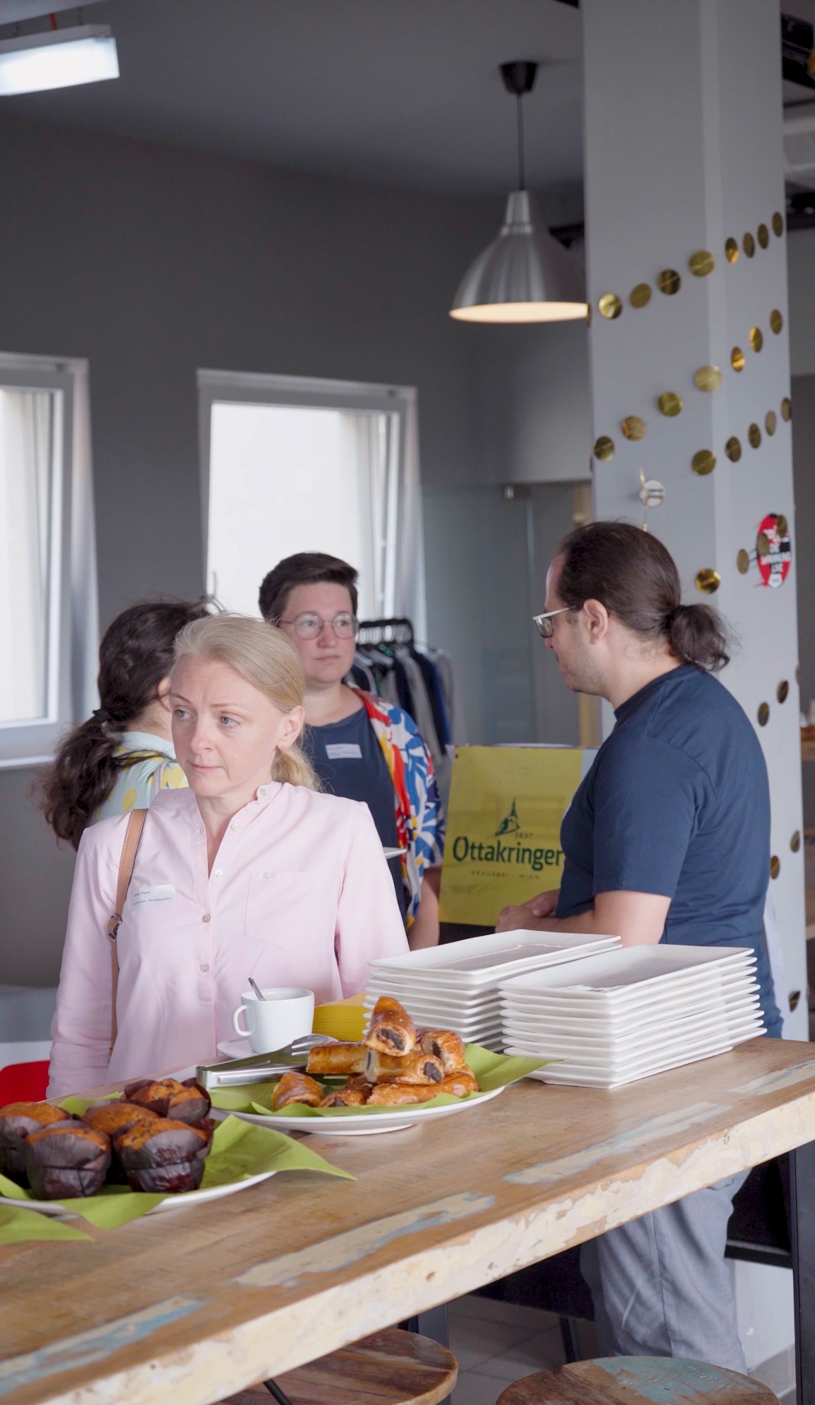 Menschen bei einer Vernetzungsveranstaltung mit Frühstück