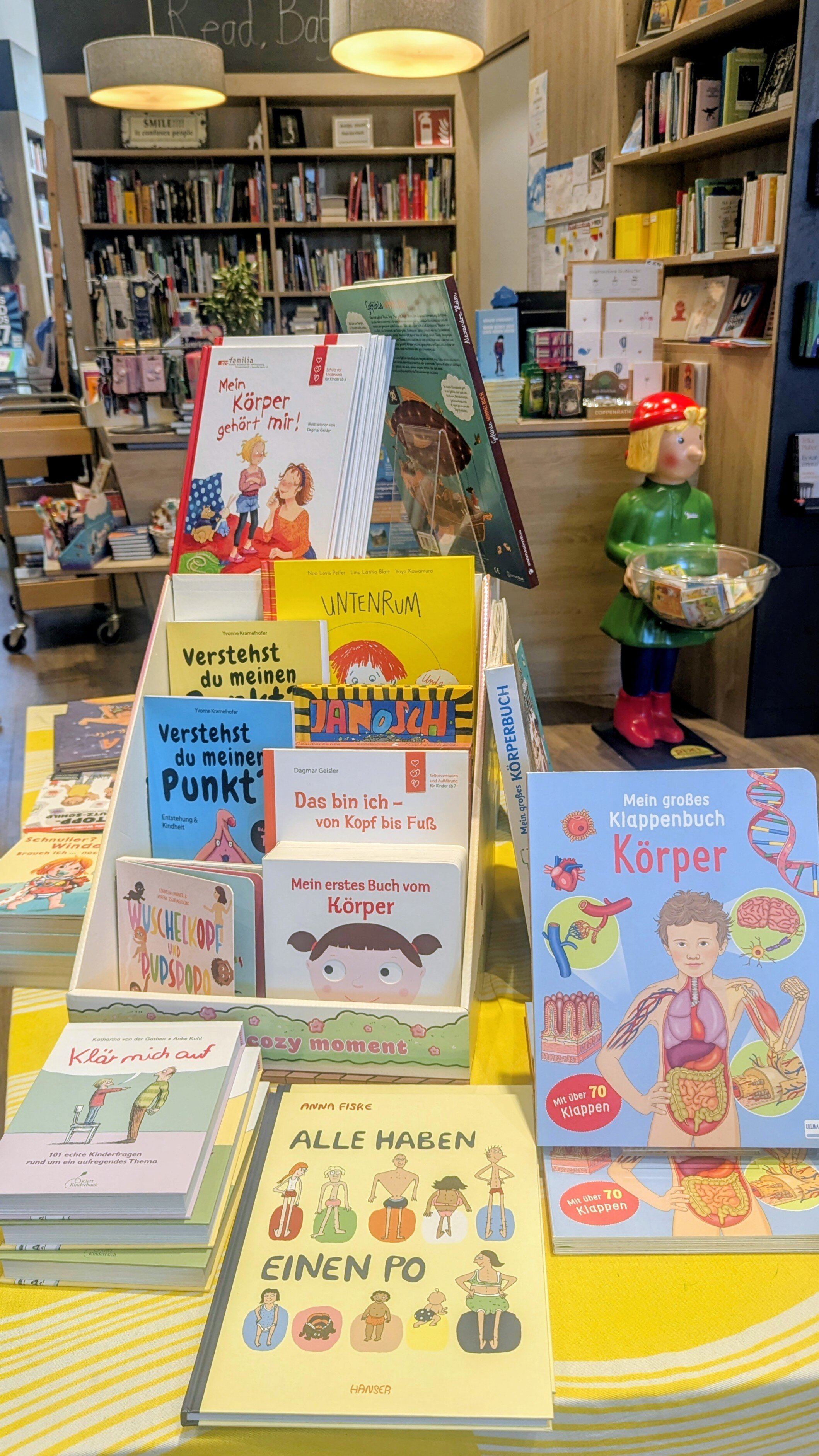 Kinderbücher über den Körper liegen auf einem Büchertisch in einer Buchhandlung