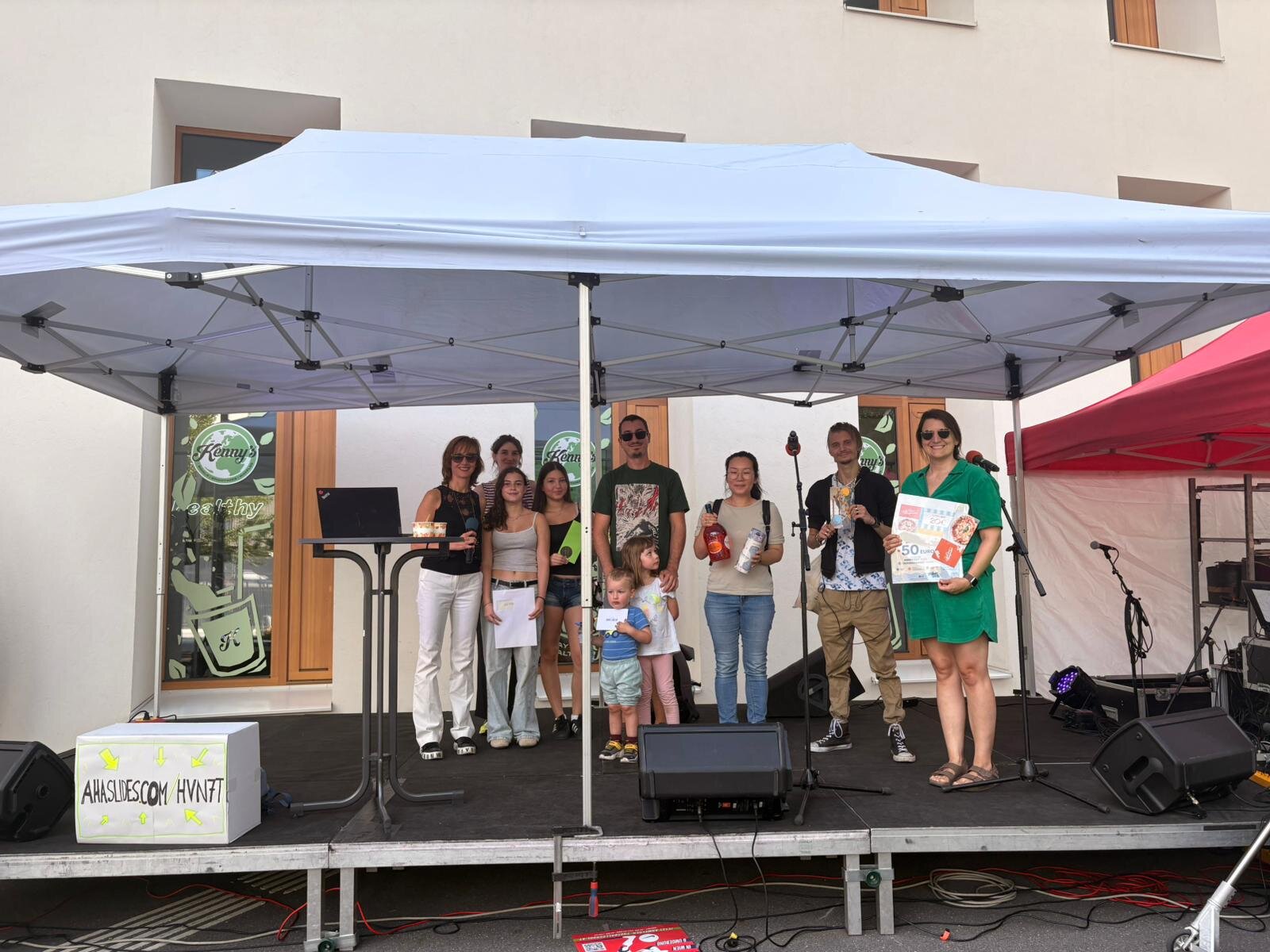 Gruppenfoto aller Gewinner*innen vom Unternehmensquiz