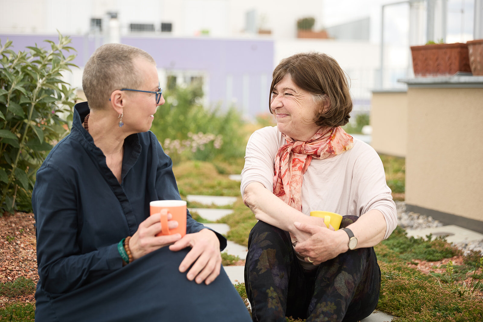 zwei ältere Damen genießen die Dachterrasse der WG Melange