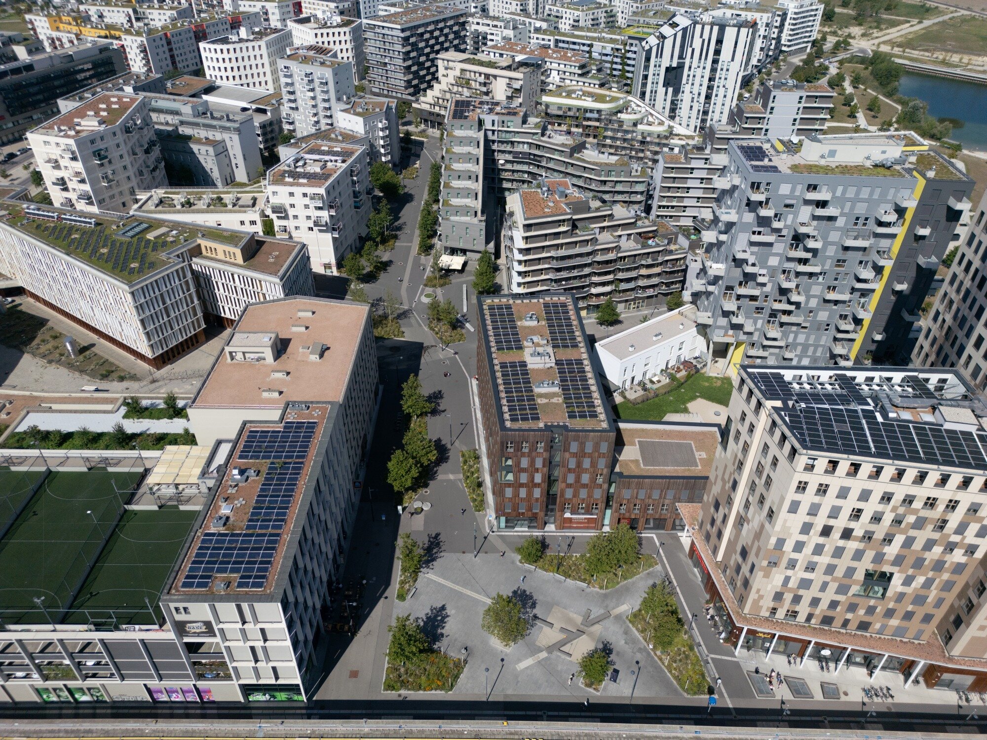 Blick auf die Dächer von aspern Seestadt mit viel Photovoltaik, Dachbegrünungen und Fussballplätzen am Dach