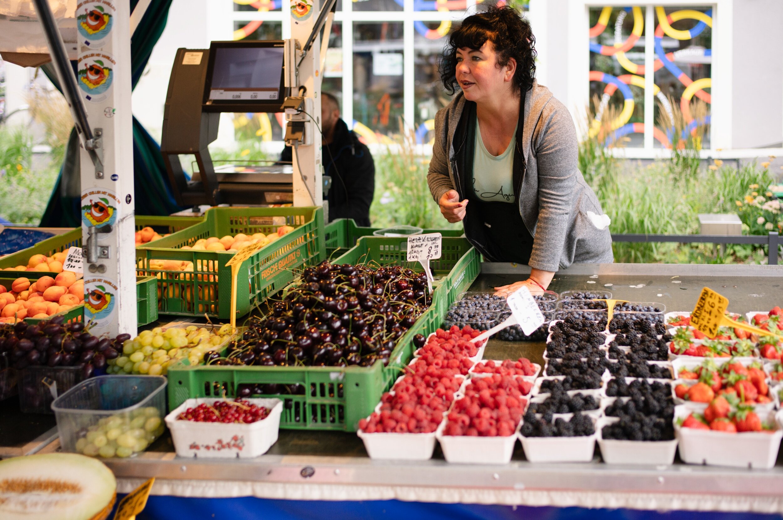 Händlerin verkauft frisches Obst am Mazzucco Markt