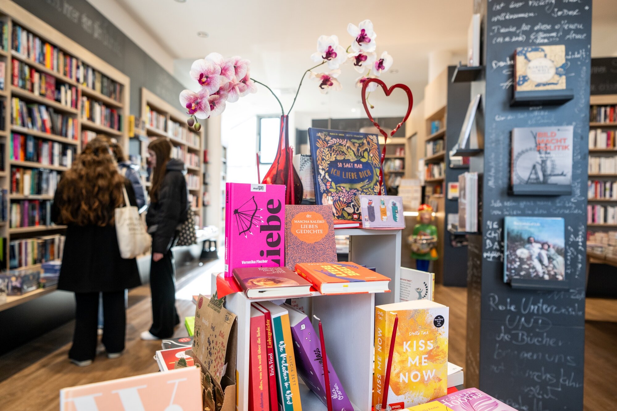 gemütliche schön gestaltete Buchhandlung mit breiter Auswahl an Büchern