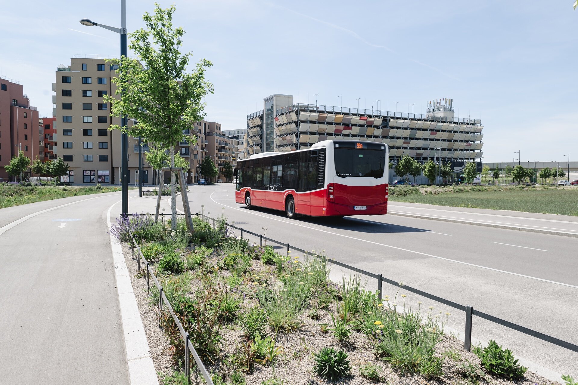 Bus und Mobilität Bus der Wiener Linien in der Seestadt Wien vor einer Sammelgarage – Symbol für durchdachte Mobilität und verkehrsberuhigte Quartiere.