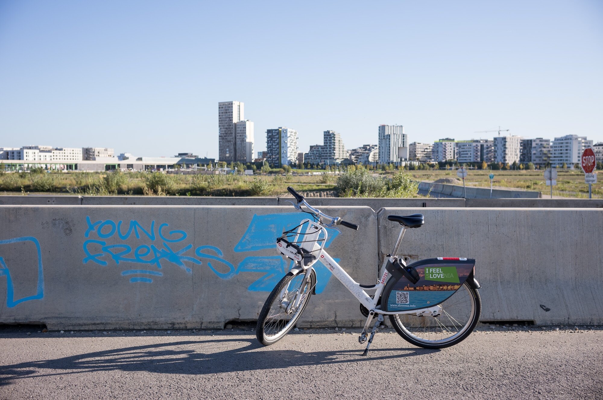 mit dem WienMobil Rad in die Seestadt WienMobil Rad vor der Skyline ser Seestadt
