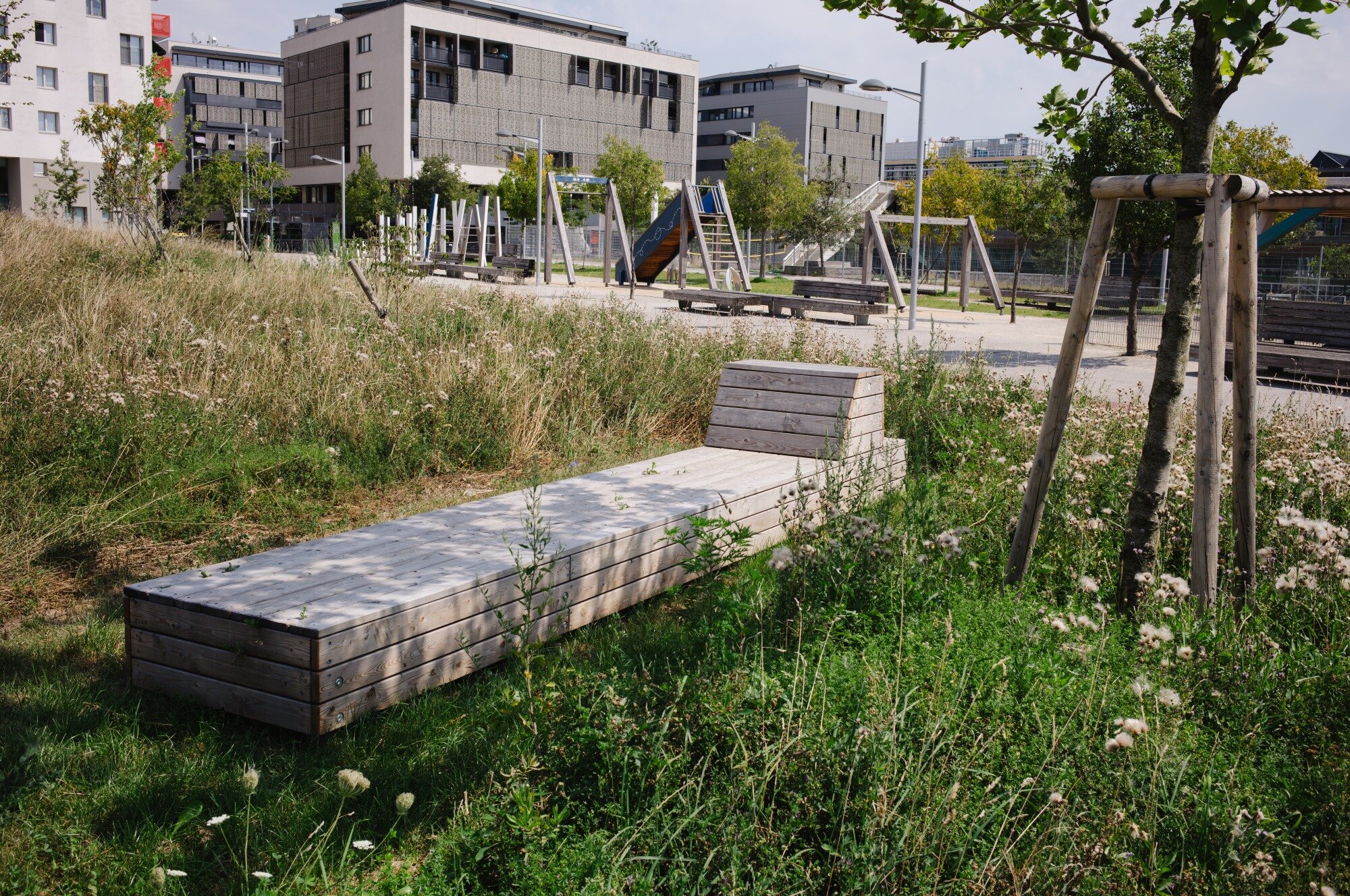 Holz-Stadtmöbel im Hannah-Arendt-Park Holzliegemöbel im Hannah-Arend-Park in der Wiese vor dem Speiseamt von wienwork im Pionierquartier aspern Seestadt