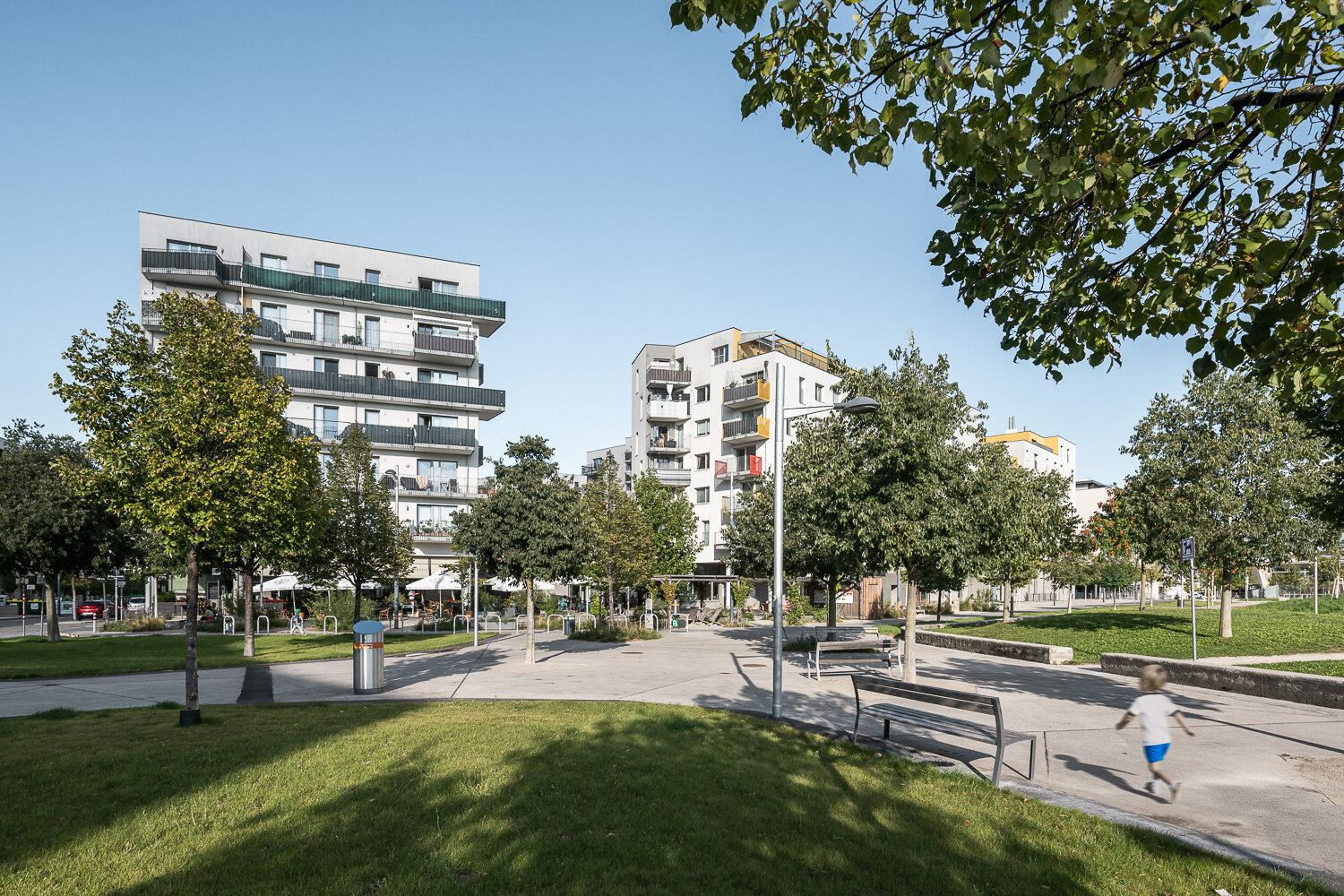 zentrale Parks im Wohngebiet Kleinkind läuft in einem Park mitten im Quartier mit leistbarem Wohnraum und Gastronomie