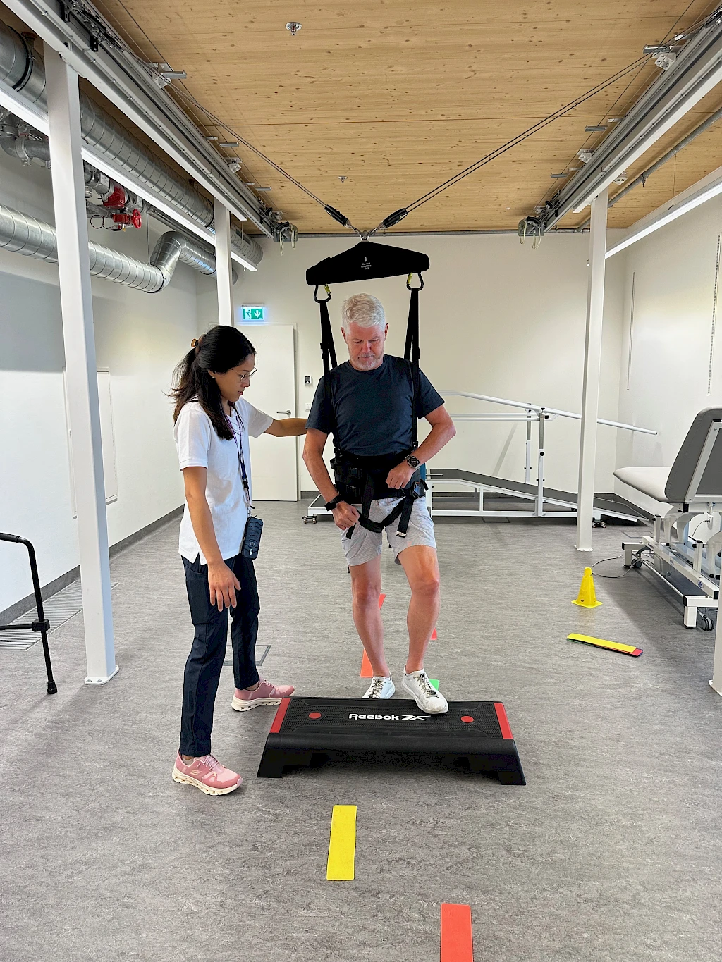 Therapeutin leitet Patienten auf Gerät an