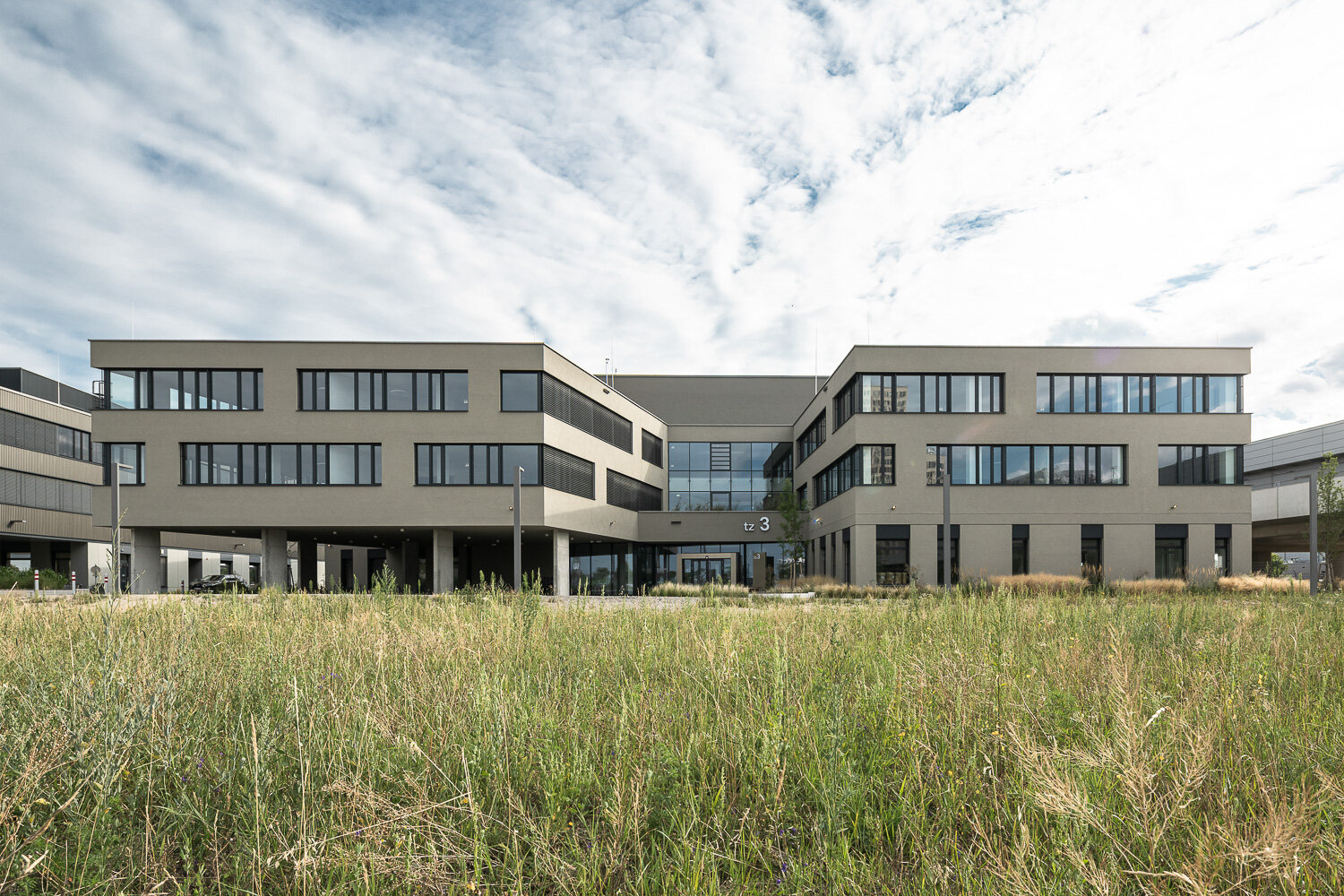 moderne smarte Gwerbeimmobilien an einer Allee und direkter Zufahrmöglichkeit