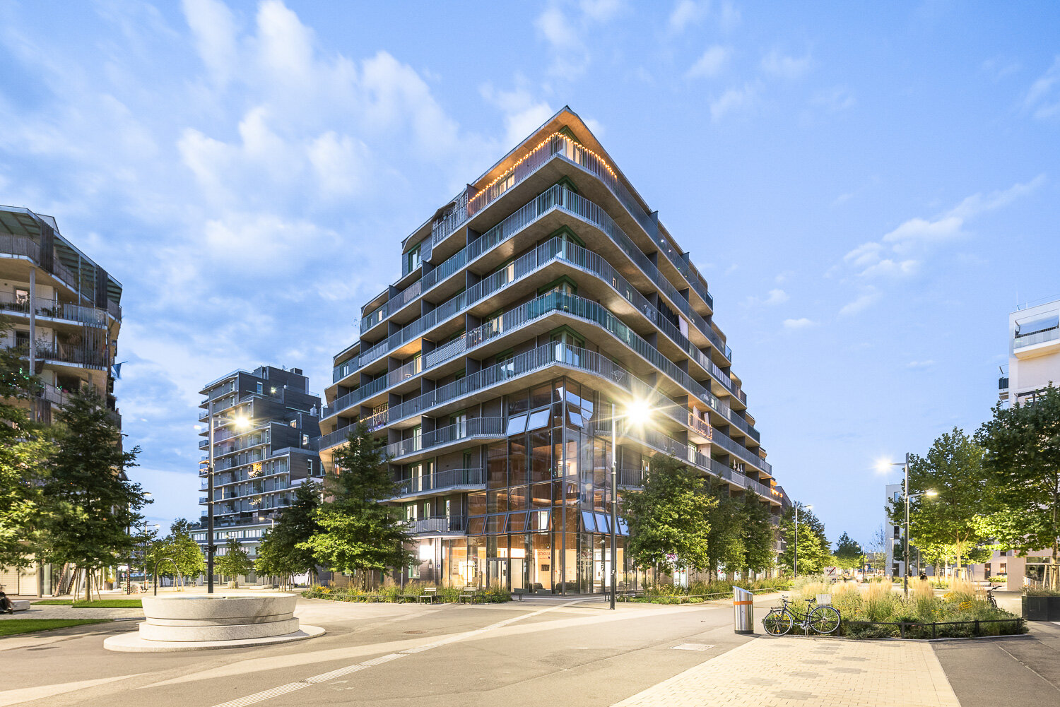 Das Sirius im Seeparkquartier mit hochwertigen Wohn- und Geschäfsflächen modernes Wohn- und Bürohaus auf einem großen begrünten Platz in U-Bahn-Nähe