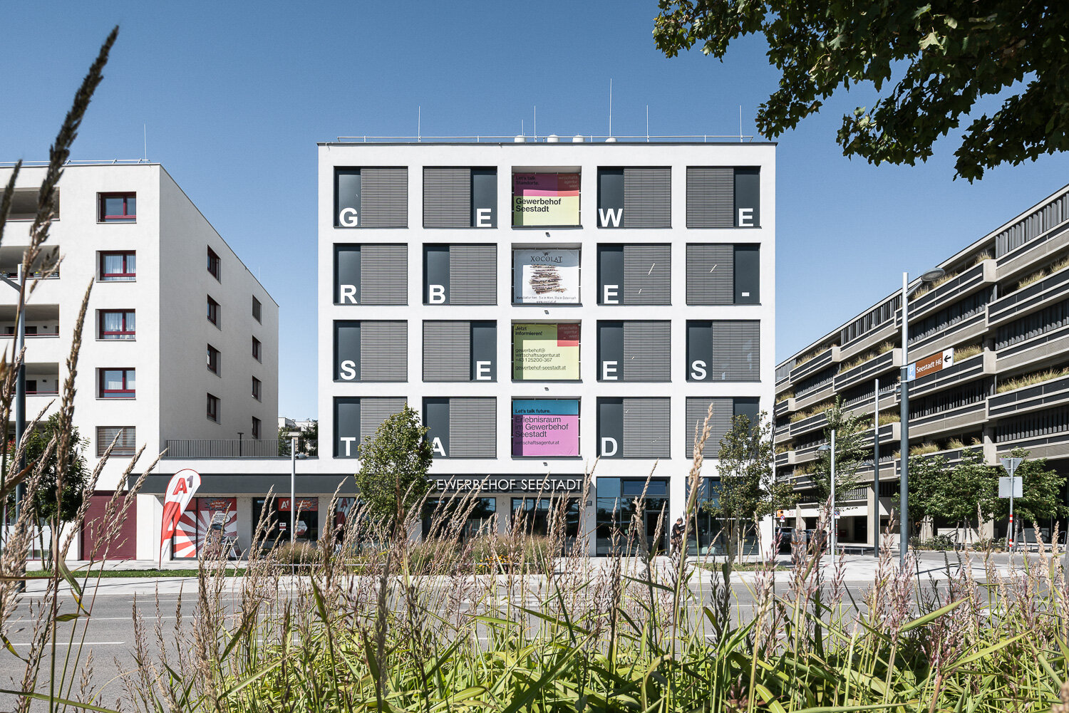 modernes Produktionsgebäude mit großen Fensterfronten im Wohngebiet