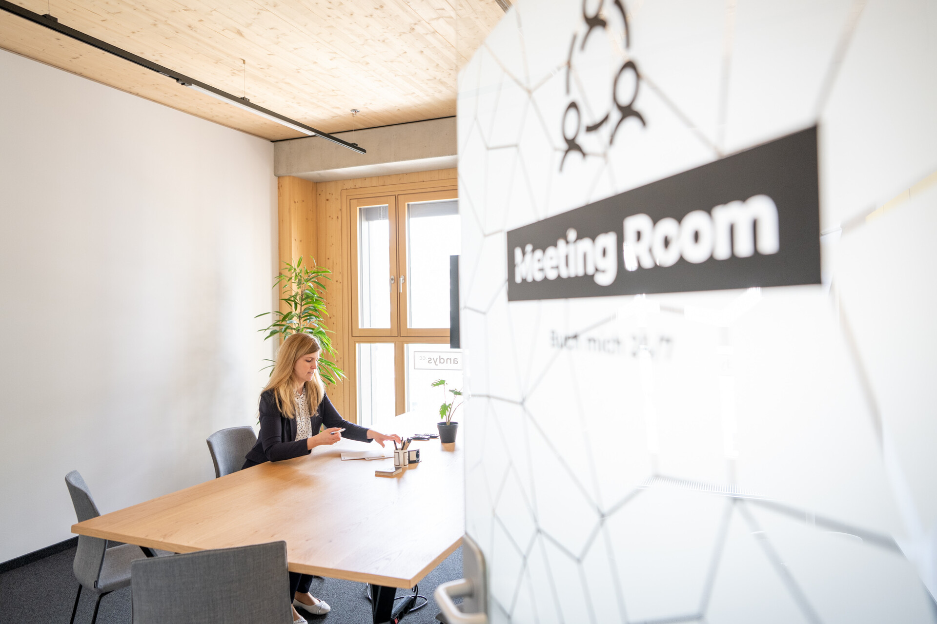 Co-Working-Spaces bei andys.cc Frau in einem Meeting Room beim Co-Working-Space andys.cc