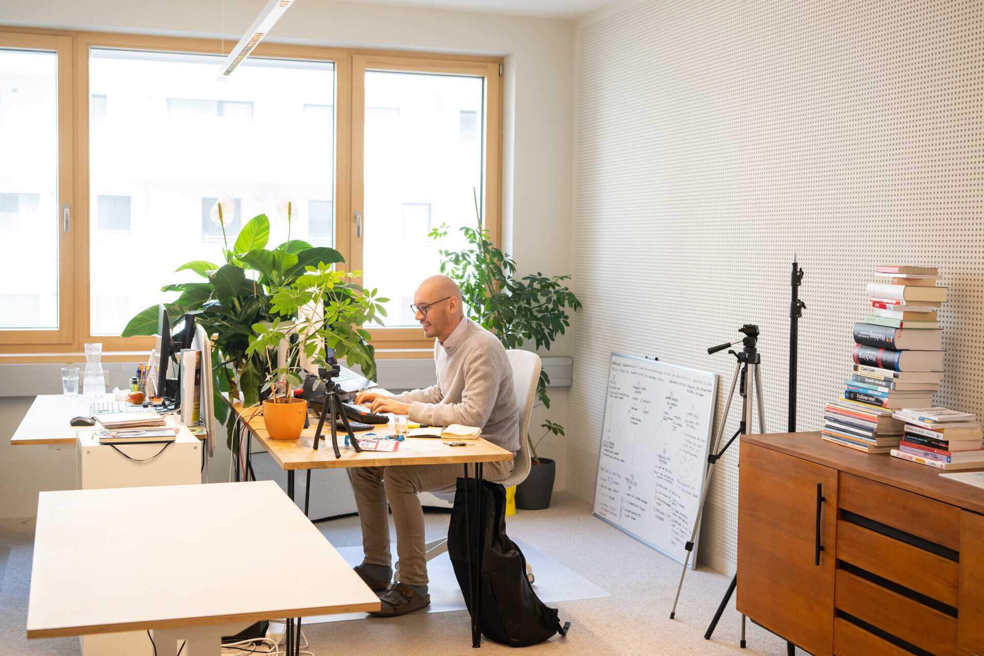 Co-Working Lakefirst Mann am Schreibtisch beim Co-Working Lakefirst