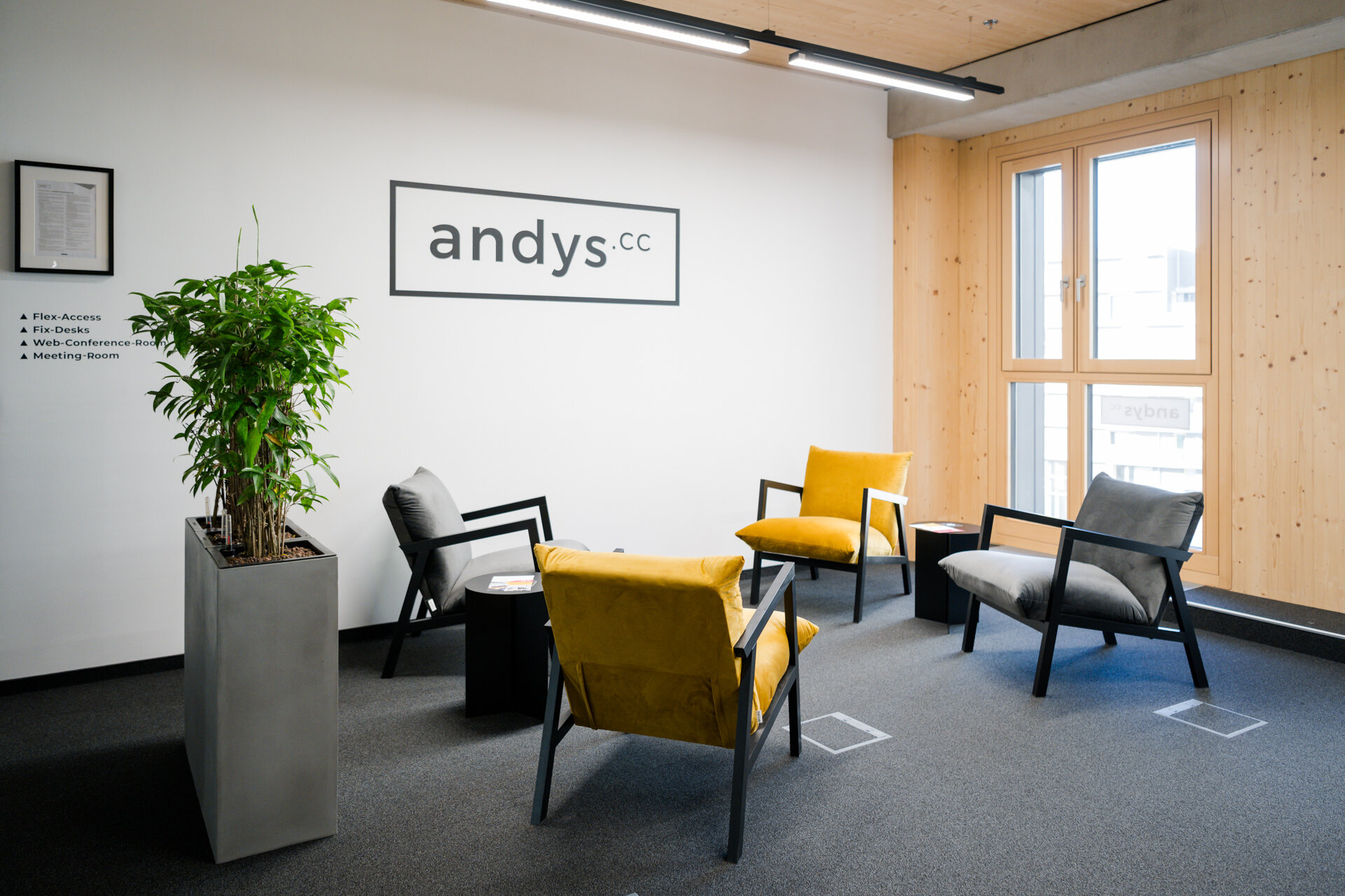 eleganter moderner Meetingraum mit Holzwänden