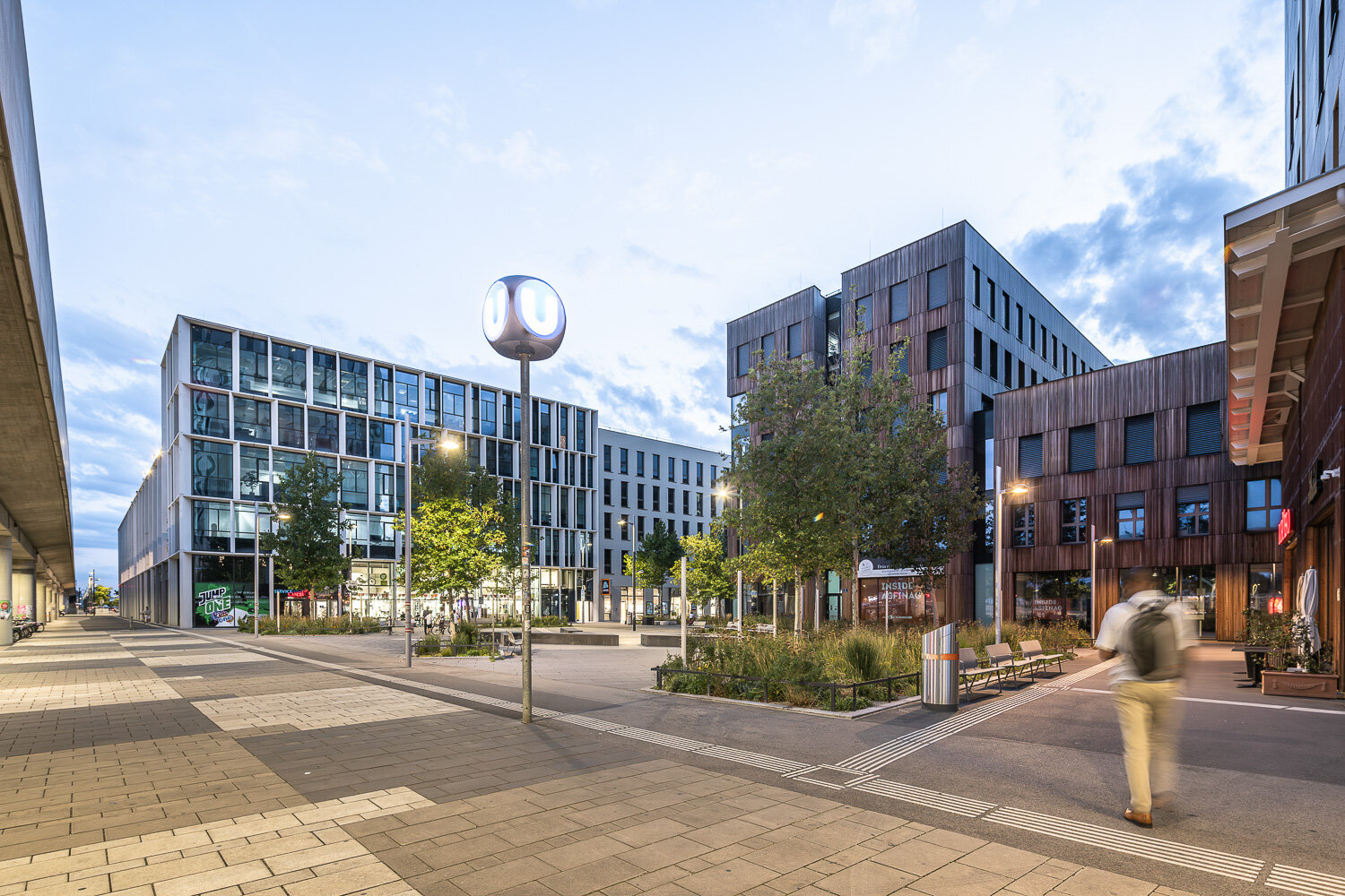 ein begrünter Platz direkt an der U-Bahn mit modernen Bürogebäuden mit unterschiedlichen Offices und guter Infrastruktur