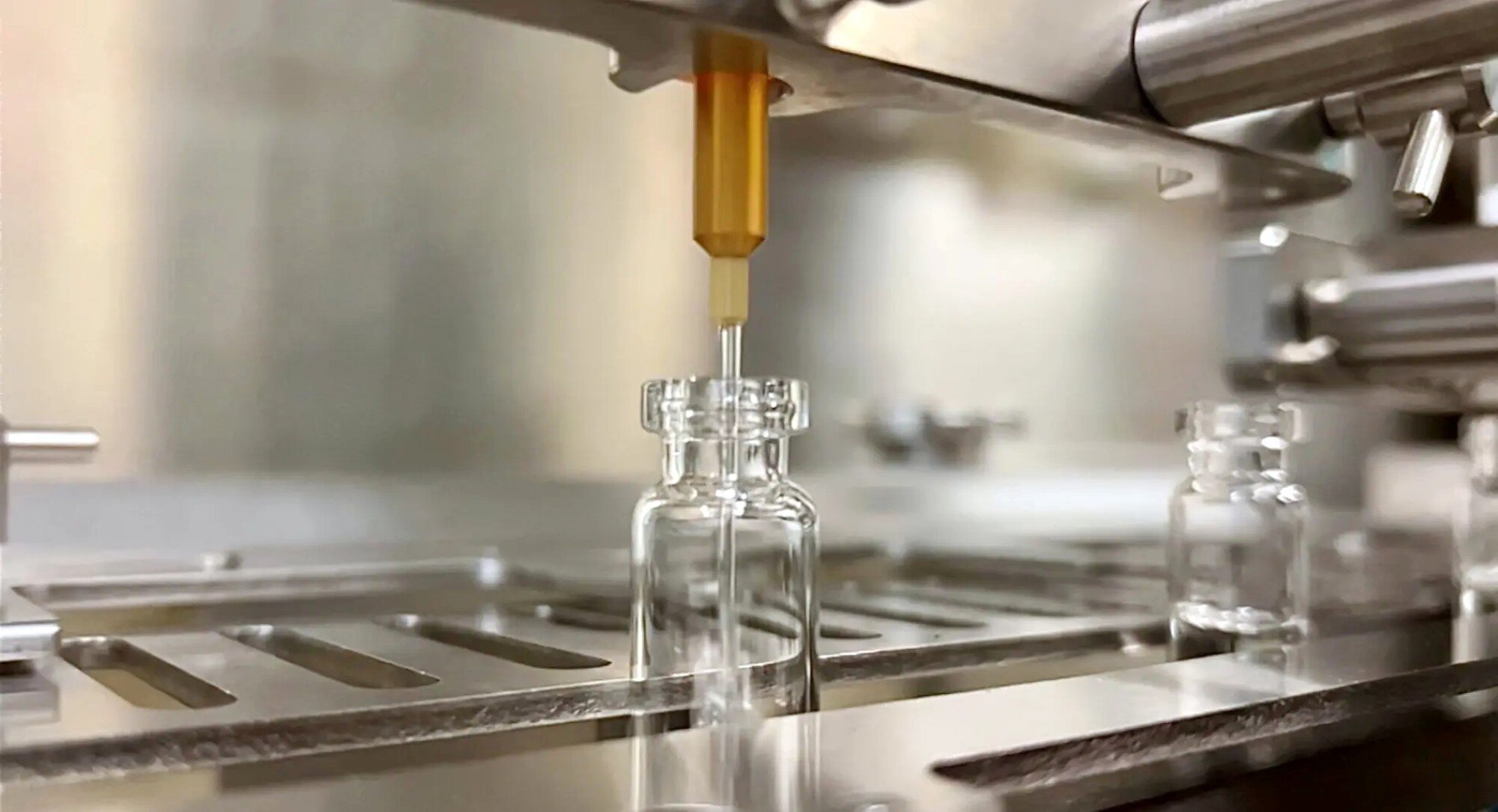 in einem Labor wird ein Glas befüllt