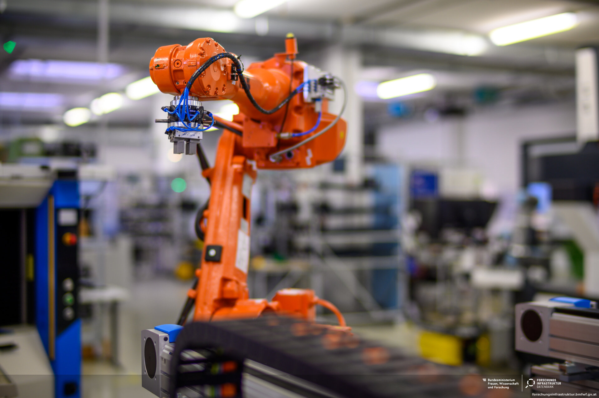 ein Roboterarm in einem hochtechnologiesierten Forschungsraum