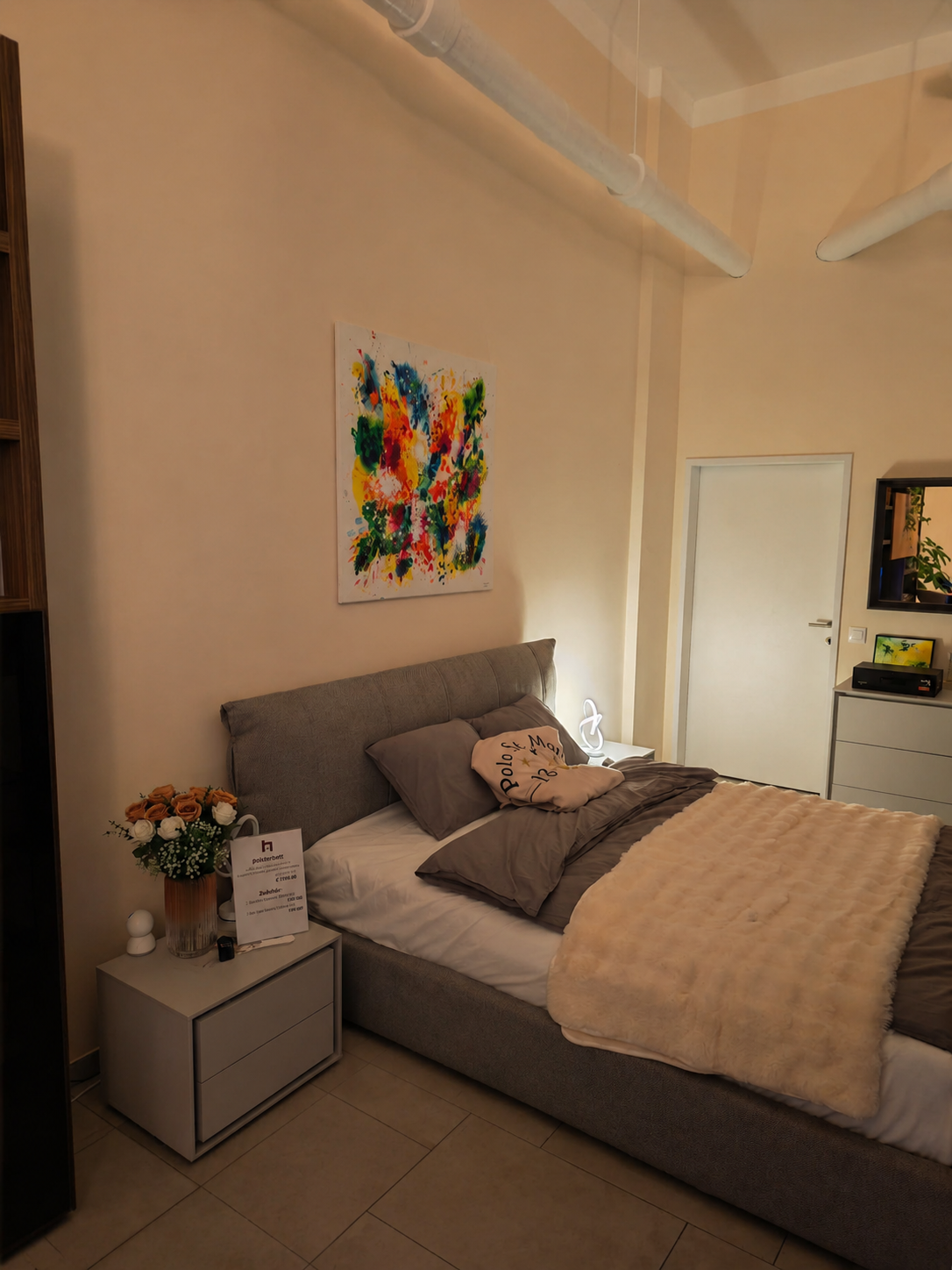 beleuchtetes Bett in einem Einrichtungsstudio