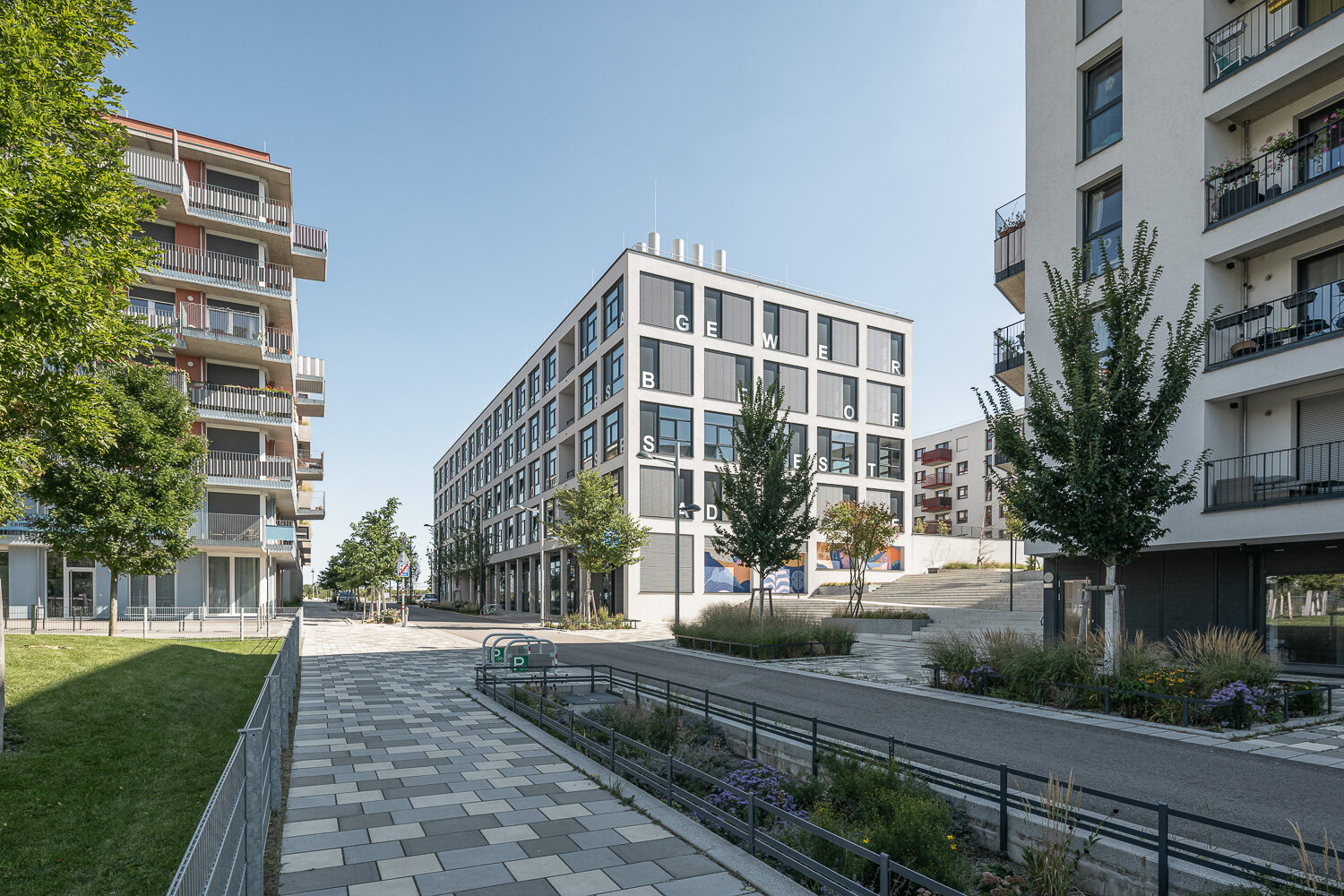 Gewerbehof im Quartier Am Seebogen ein modernes Gebäude für produzierendes Gewerbe mitten in einem begrünten Wohnquartier