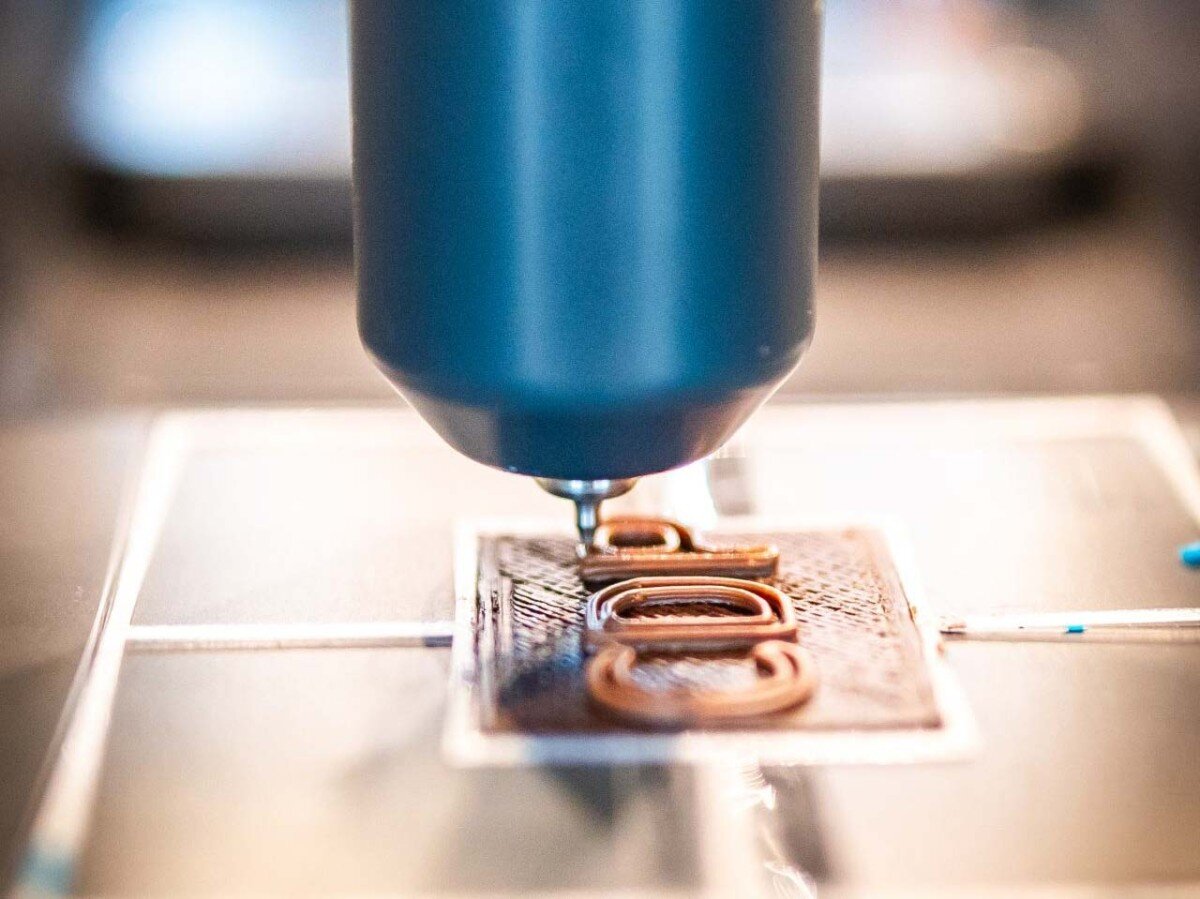 Ein Gerät sehr groß, das die Schrift CDP schreibt.