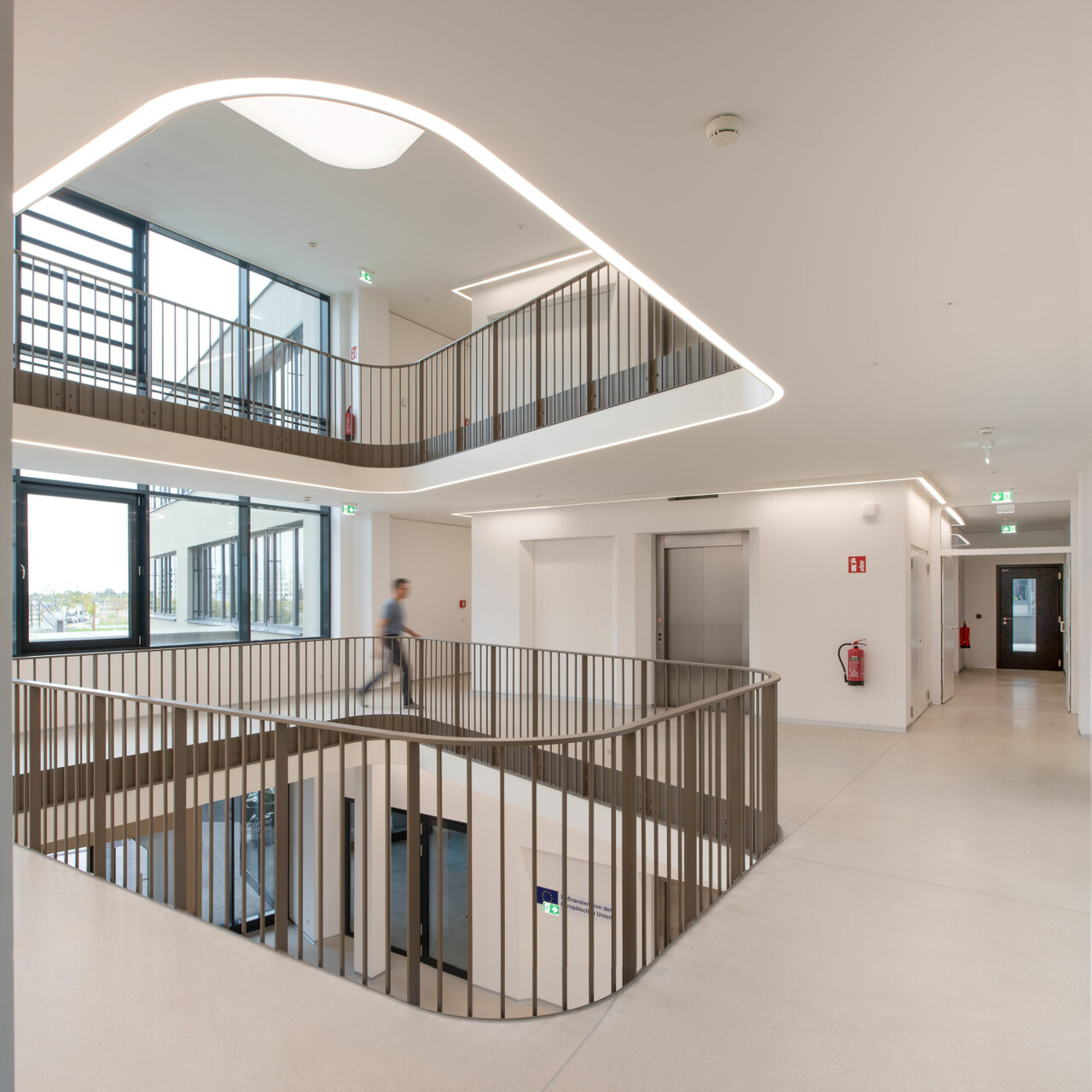 Technologiezentrum Seestadt Stiegenhaus des Technologizentrum mit einem Mann, der durch seine Bewegung leicht verschwommen ist