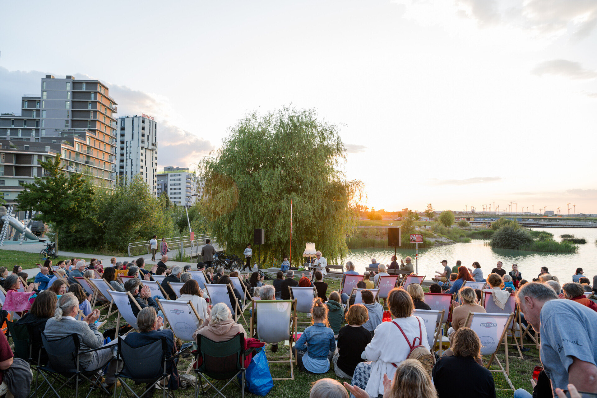 Mondscheinlesung Open-Air Lesung am See in der Seestadt Wien bei Sonnenuntergang